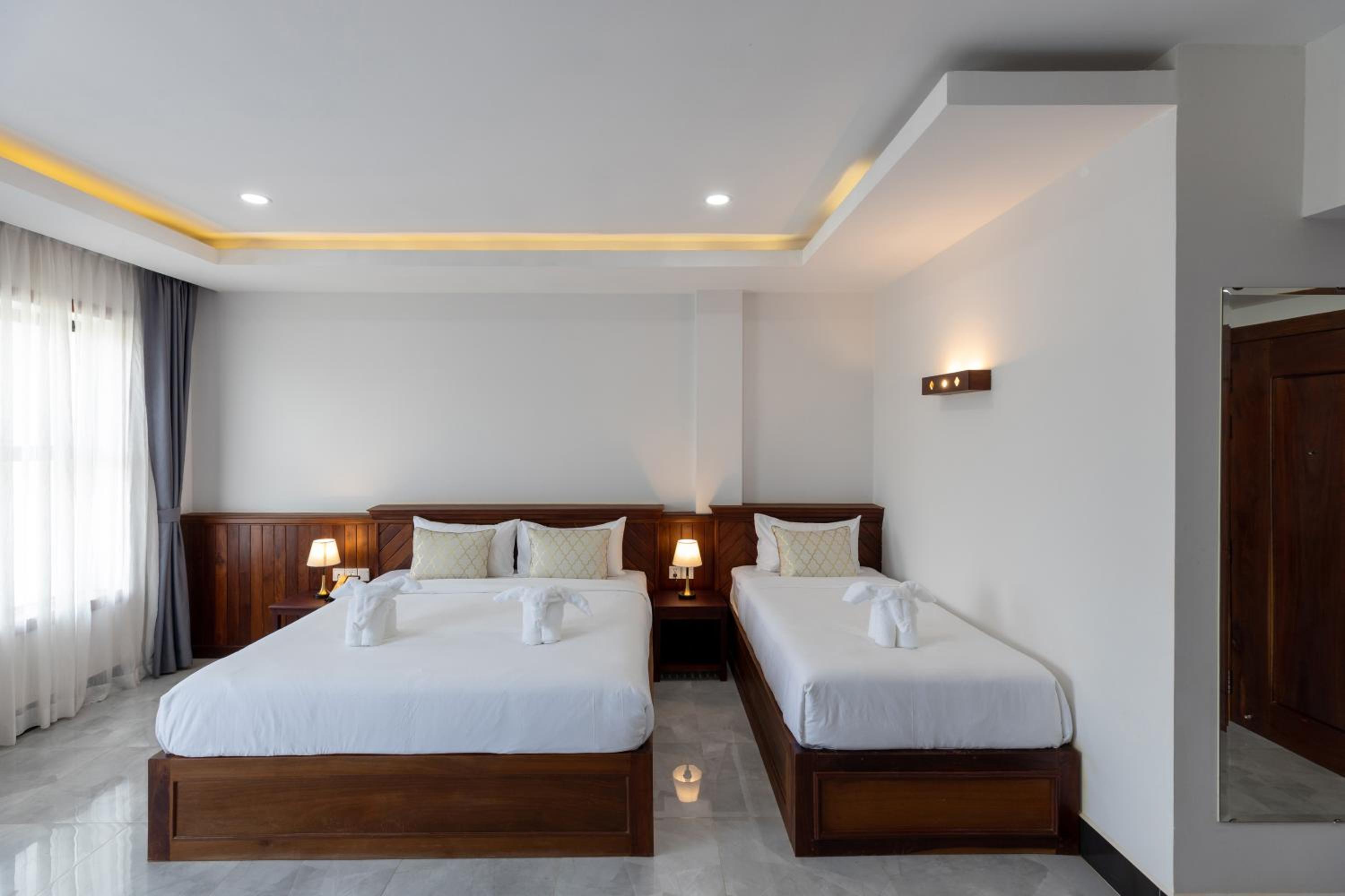 Premier Twin Room with Balcony - Free Shuttle to City - Photo 6