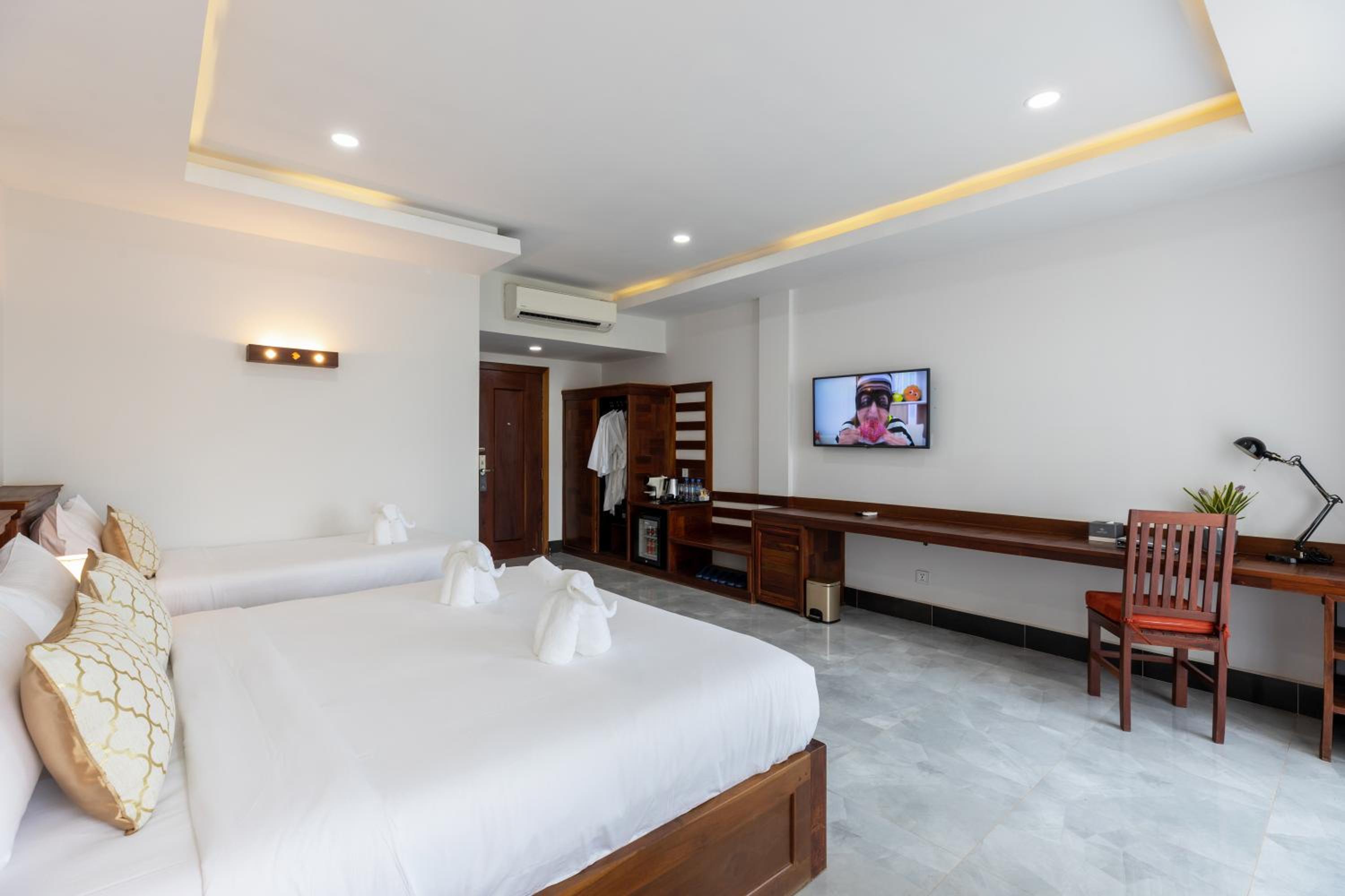 Premier Twin Room with Balcony - Free Shuttle to City - Photo 5