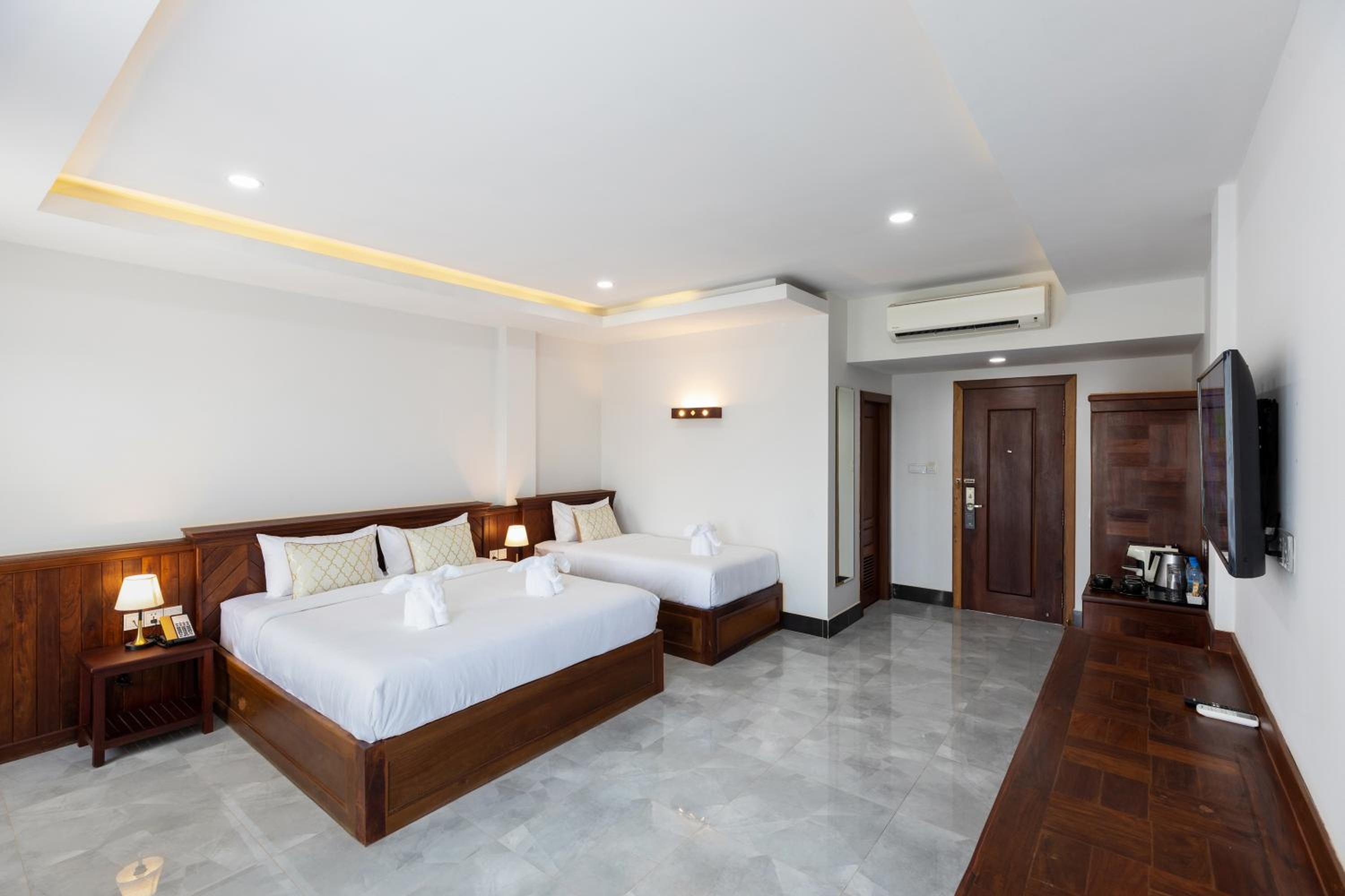 Premier Twin Room with Balcony - Free Shuttle to City - Photo 1