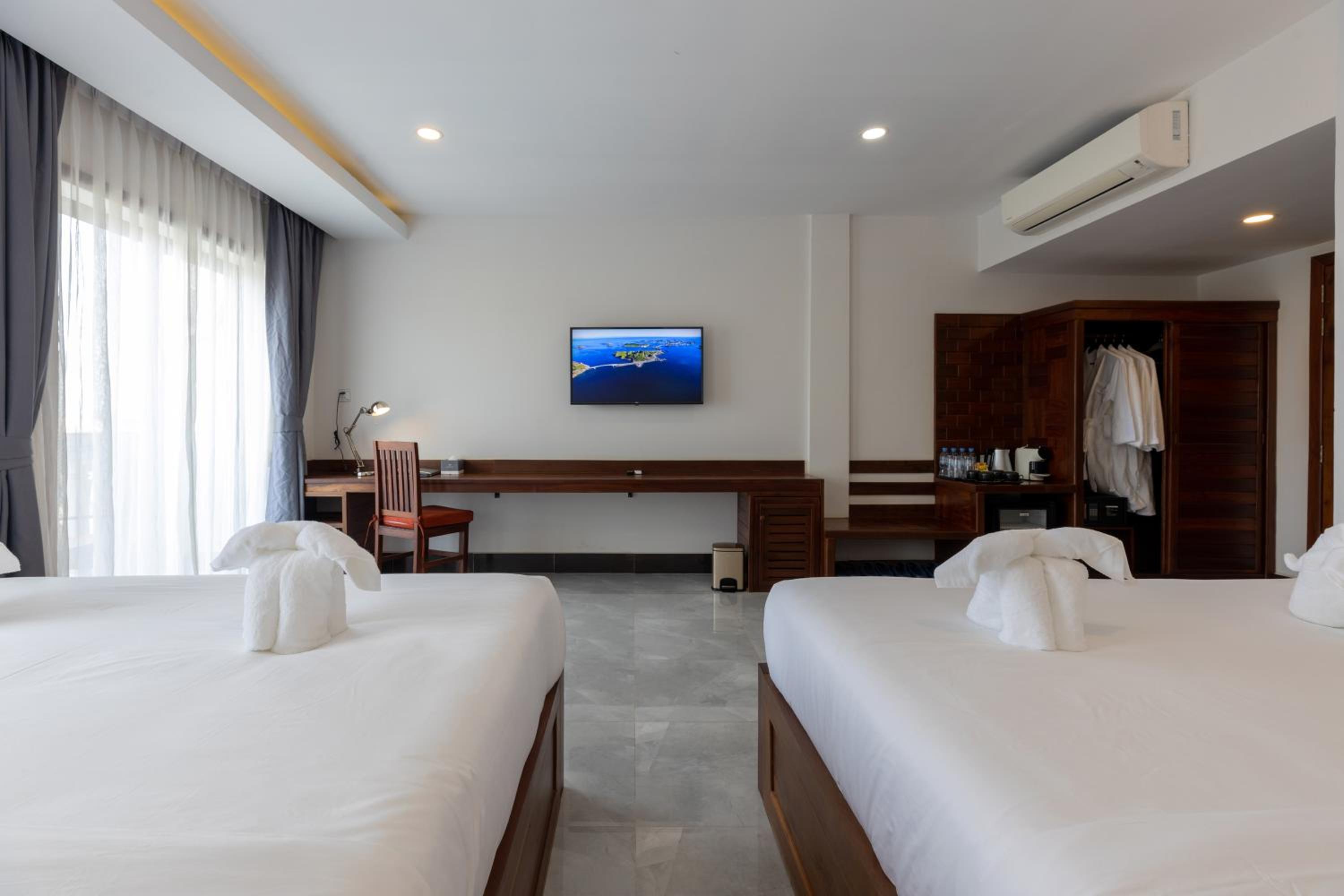 Premier Room with Two King Beds - Free Shuttle to City - Photo 11