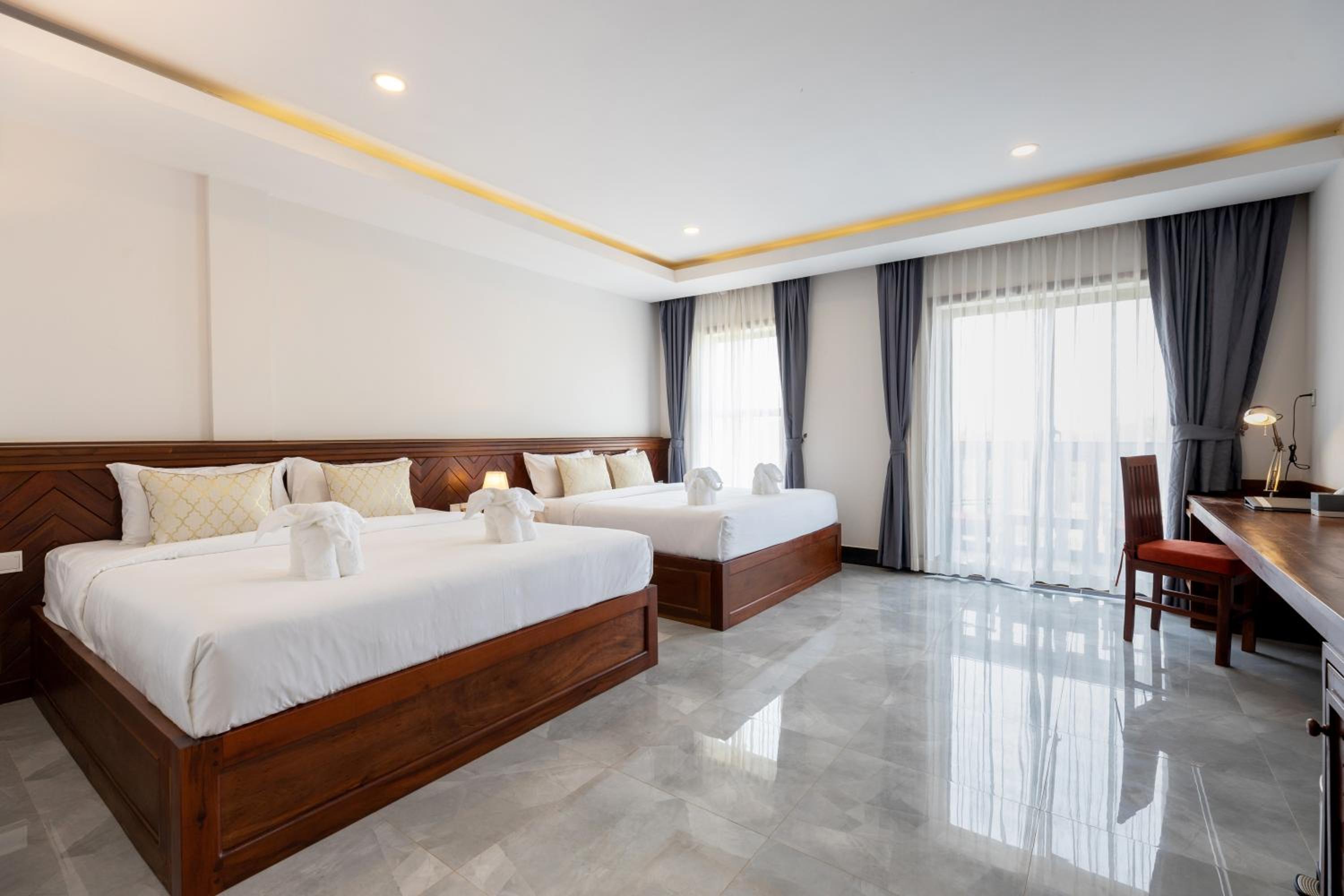Premier Room with Two King Beds - Free Shuttle to City - Photo 1