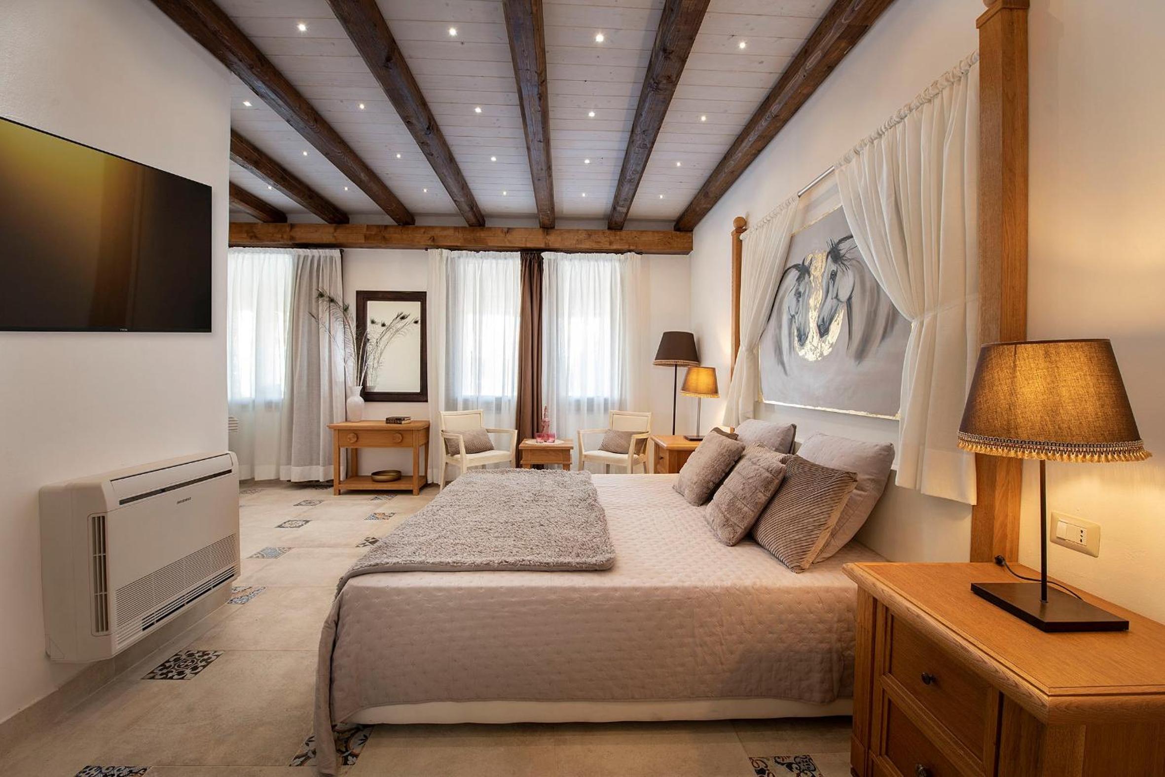 Deluxe Family Room - Photo 1