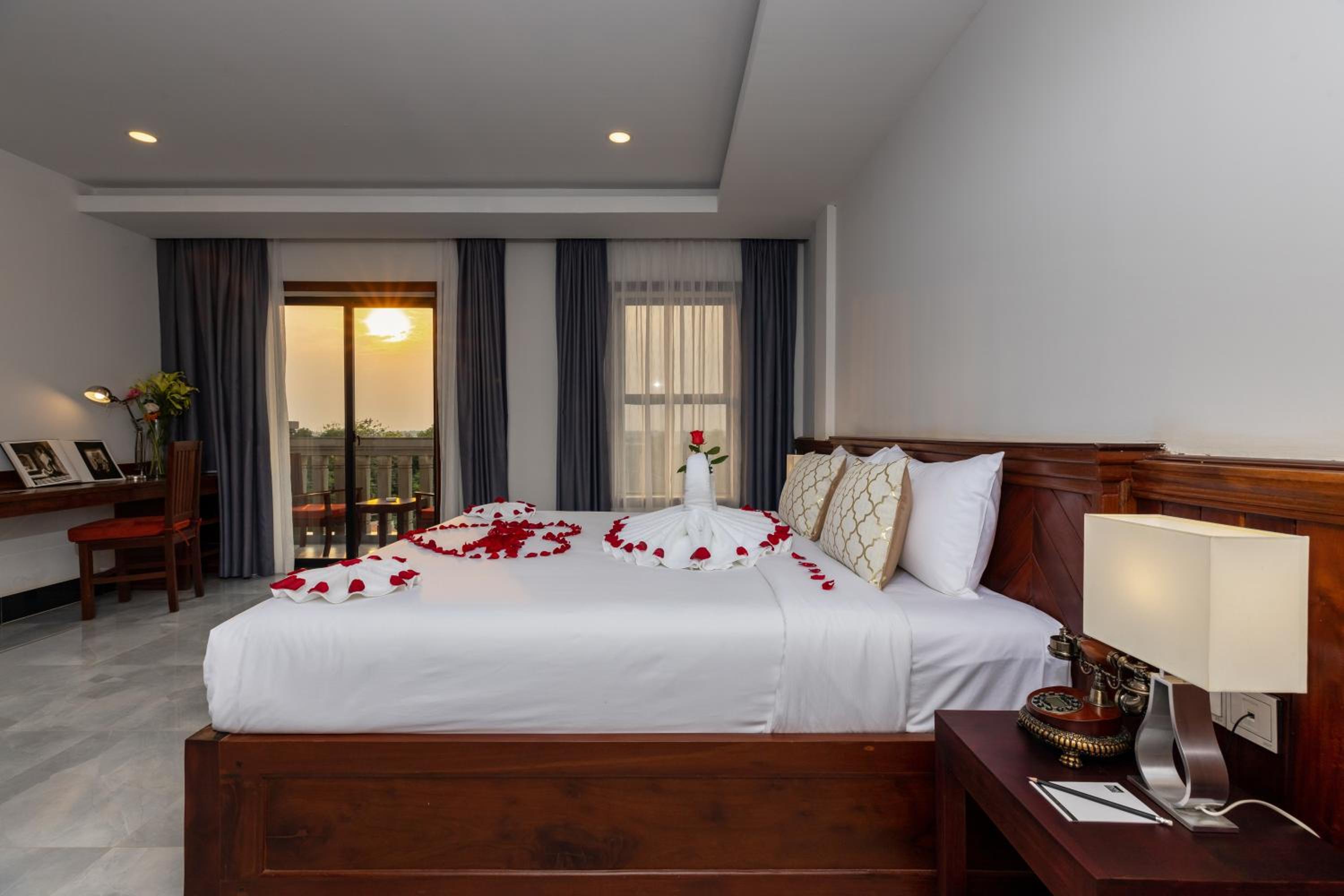 Premier Double Room with Balcony - Free Shuttle to City - Photo 1