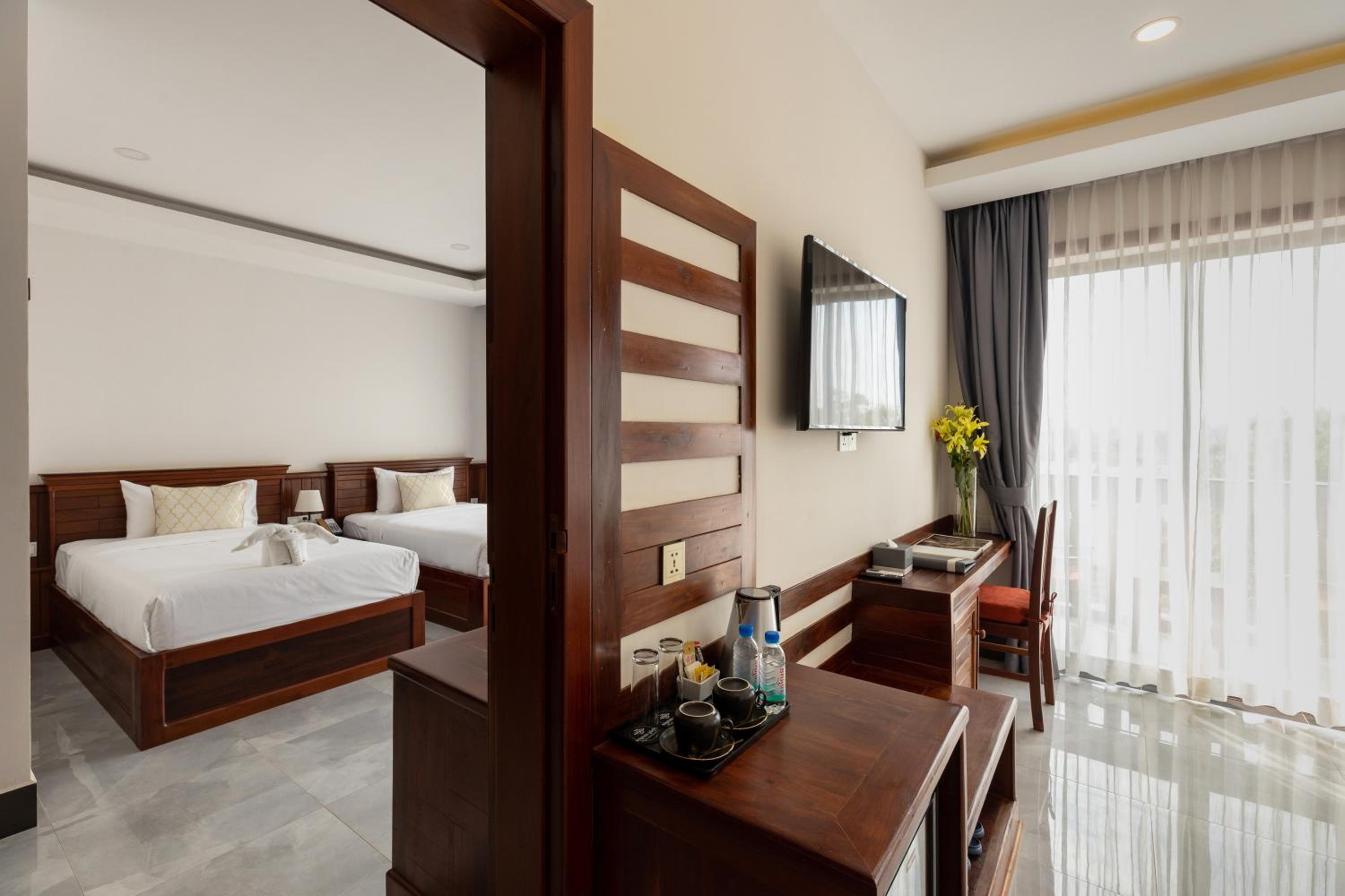 Family Suite with 2 Bedrooms - Free Shuttle to City - Photo 1
