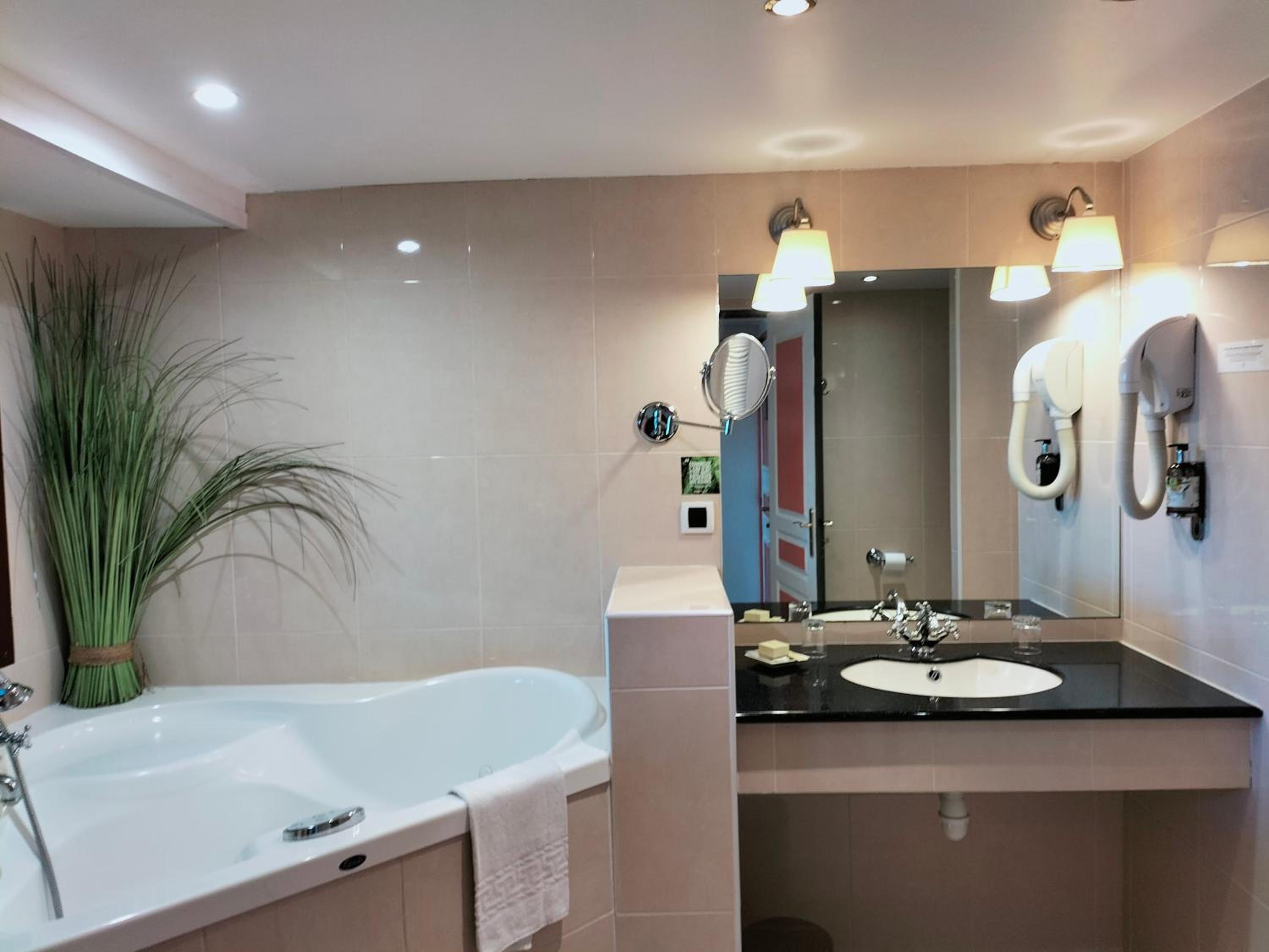 Superior Double or Twin Room with Harbor View - Photo 7