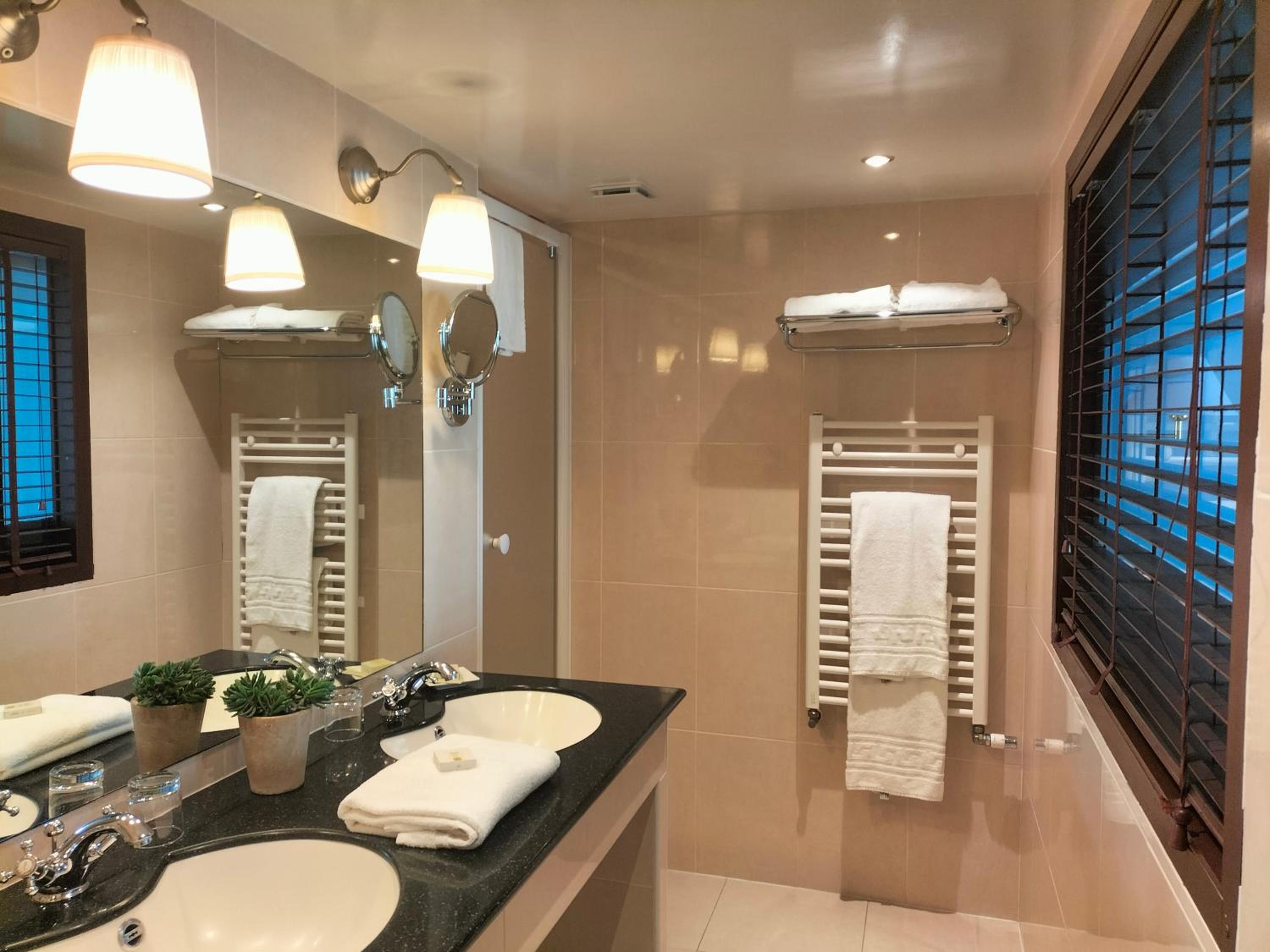 Superior Double or Twin Room with Harbor View - Photo 6