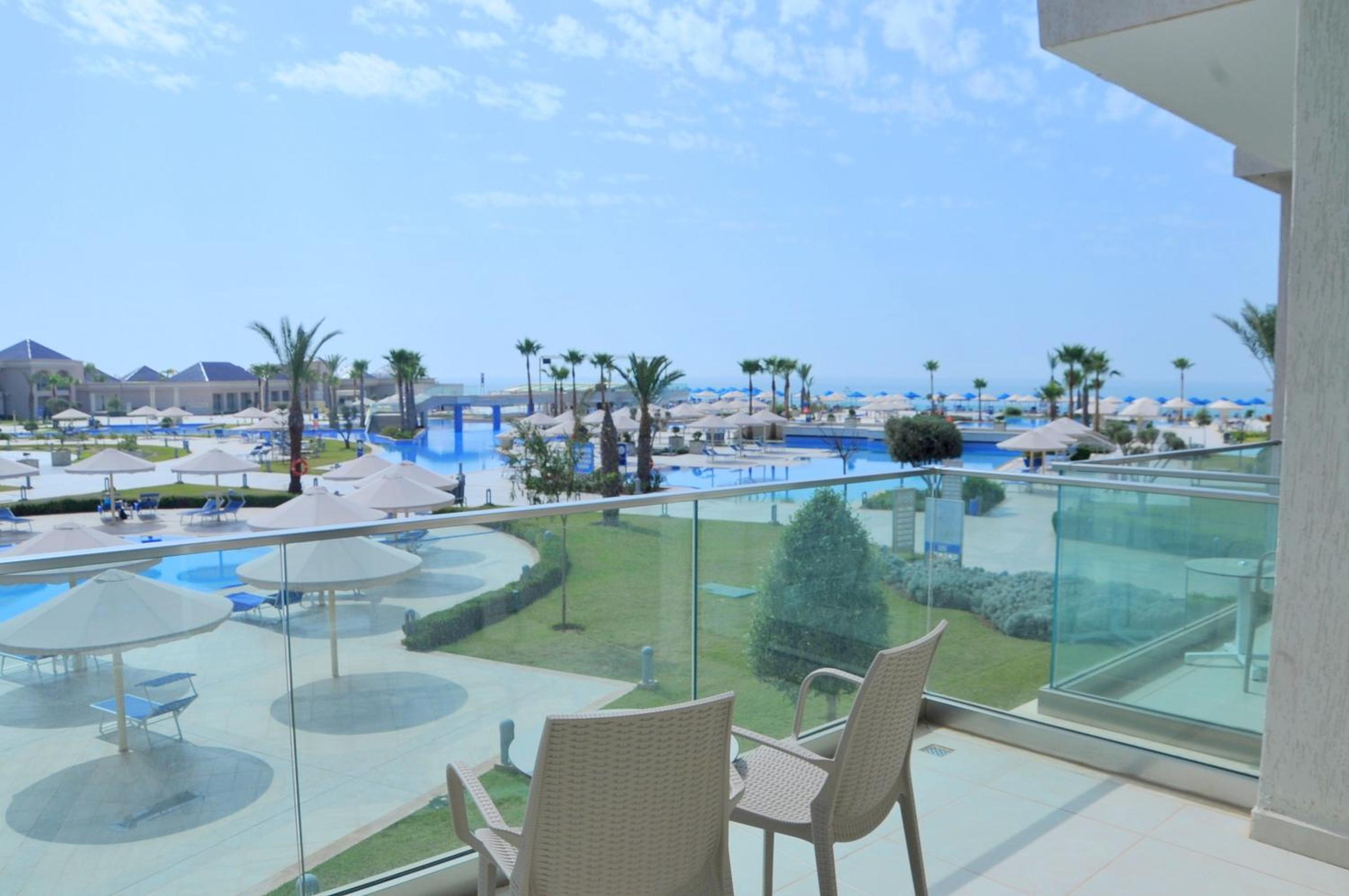 Deluxe Pool OR Side Sea thumbnail 5