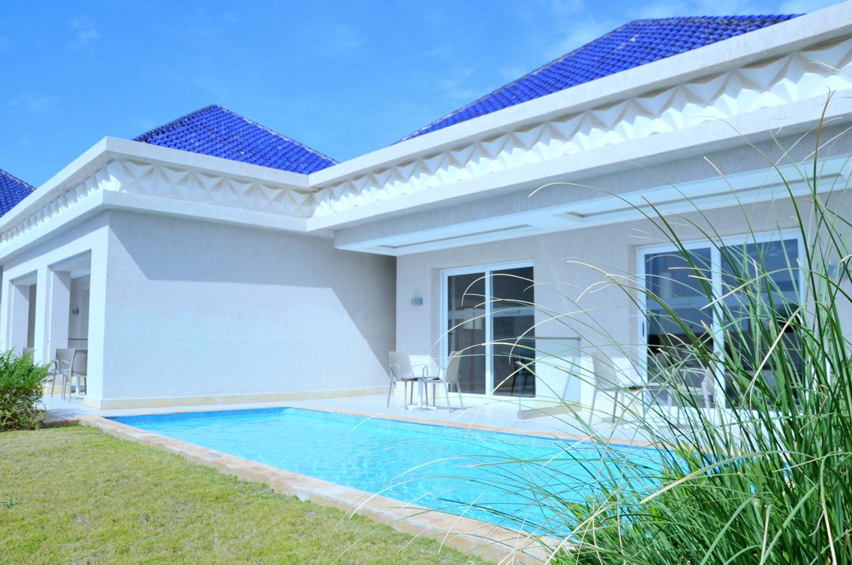 Garden view with relaxing pool thumbnail 5