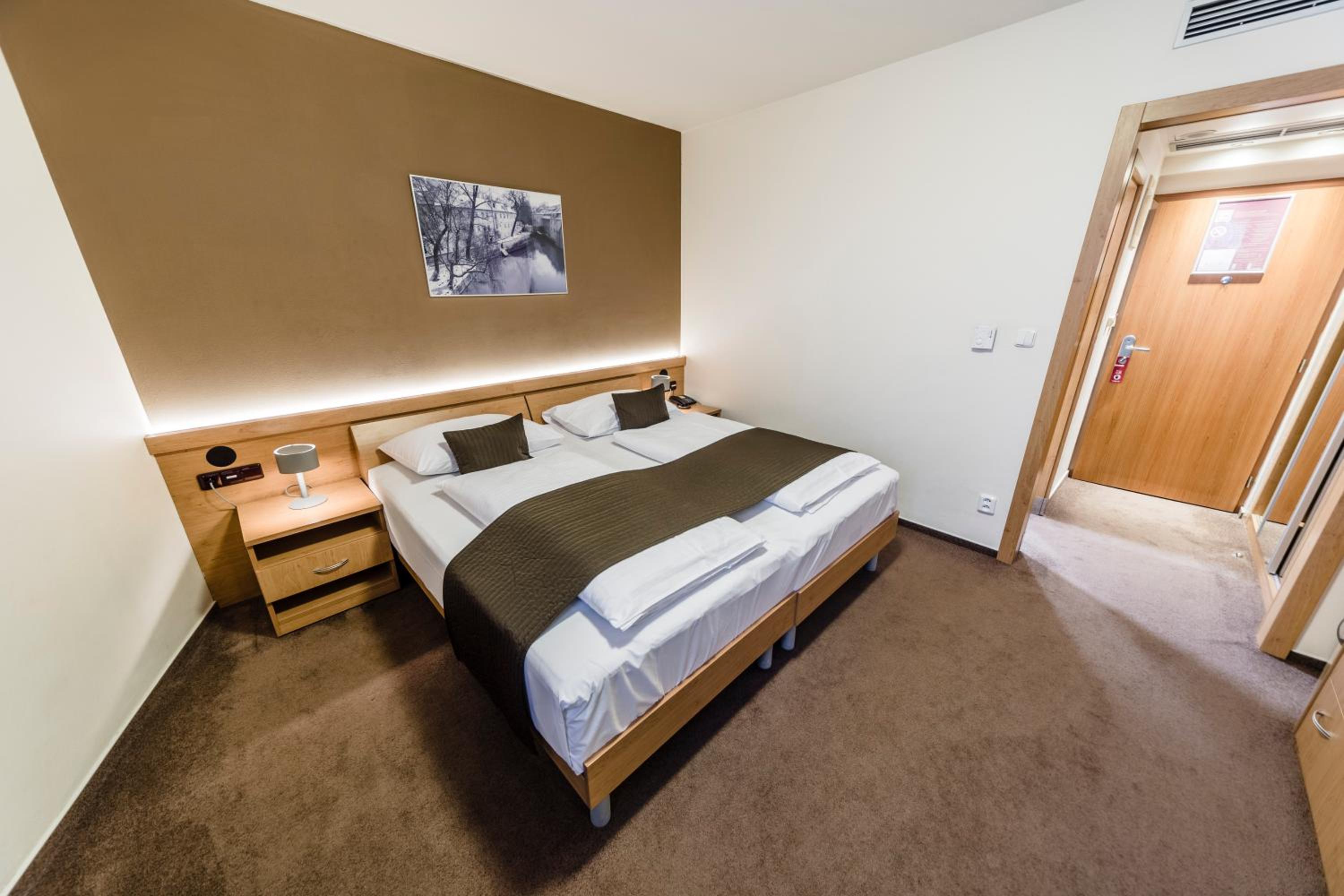 Double or Twin Room with City View thumbnail 6