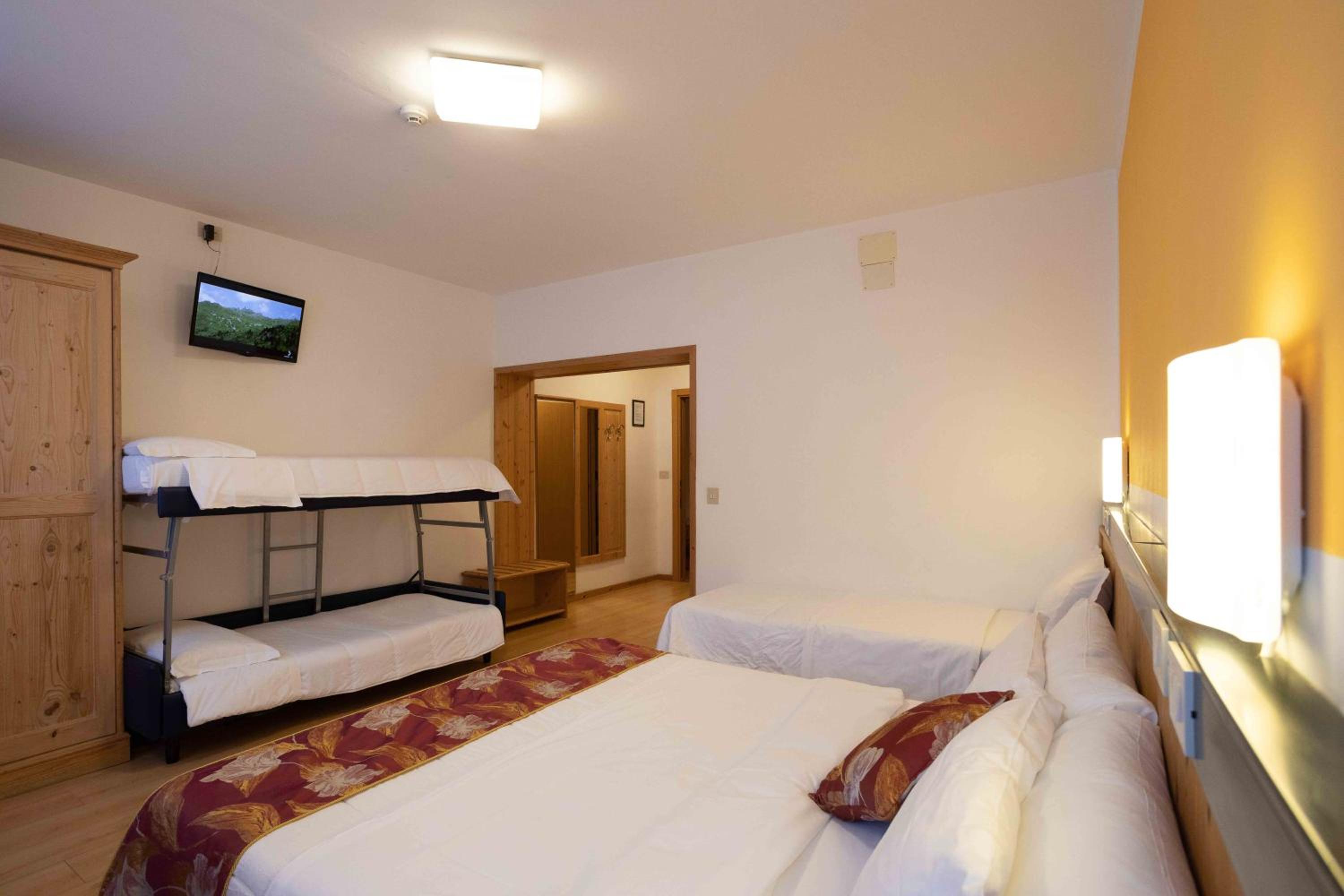 Family Room (2 Adults + 2 Children)