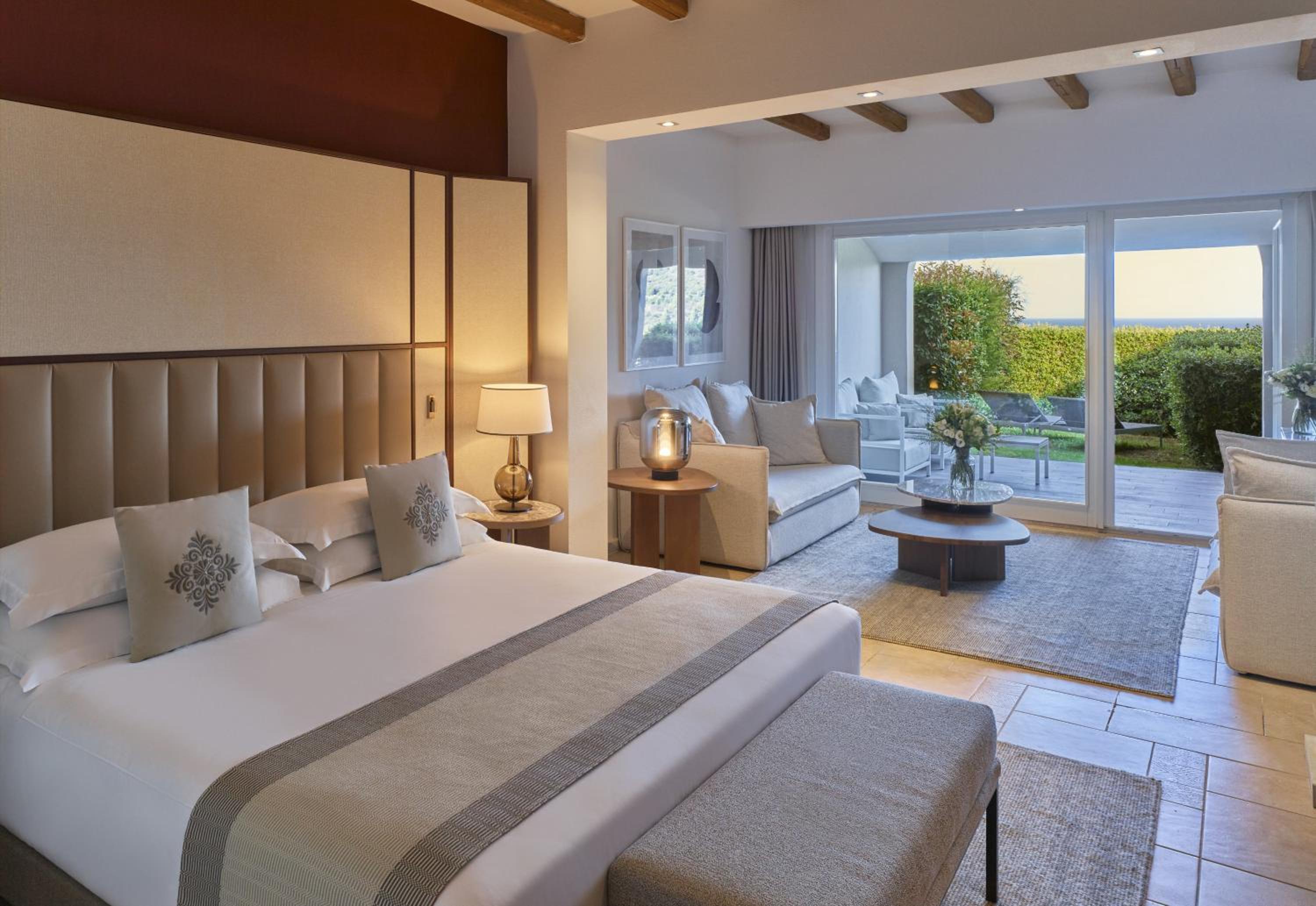 Junior King Suite with Private Garden thumbnail 5