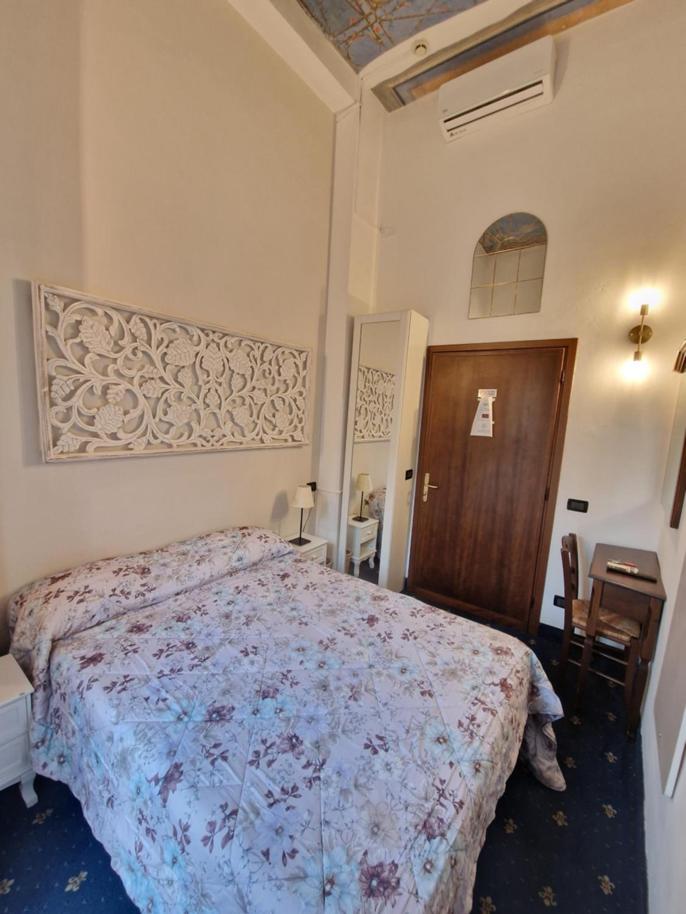 Economy Double Room with External Private Bathroom photo 2