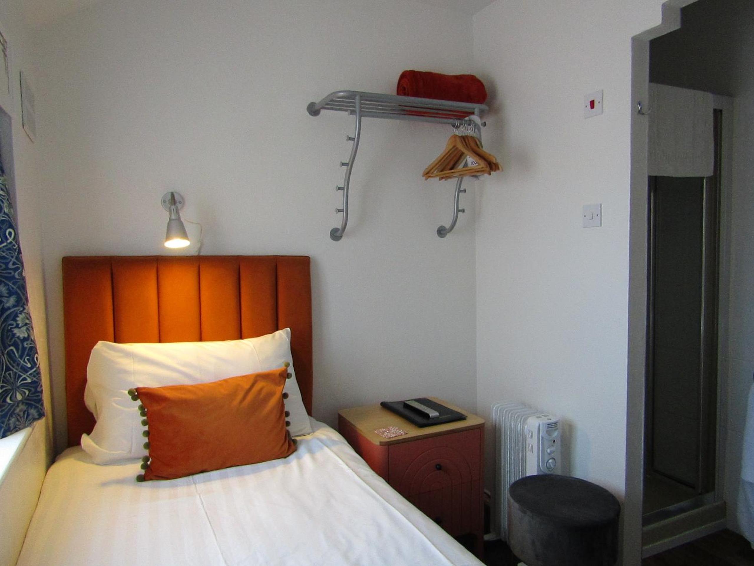 Single Room with Private Bathroom photo 2