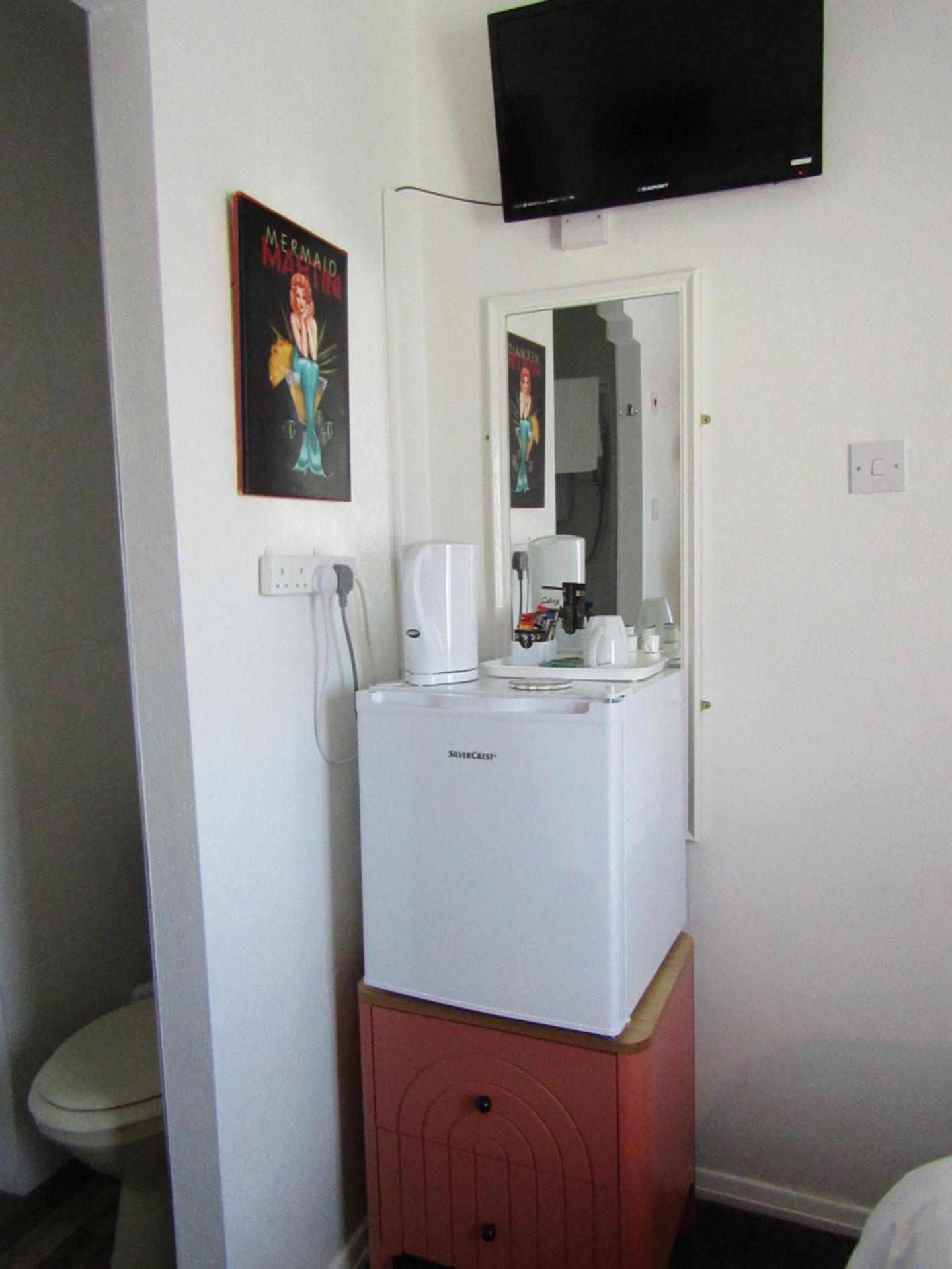 Single Room with Private Bathroom photo 3