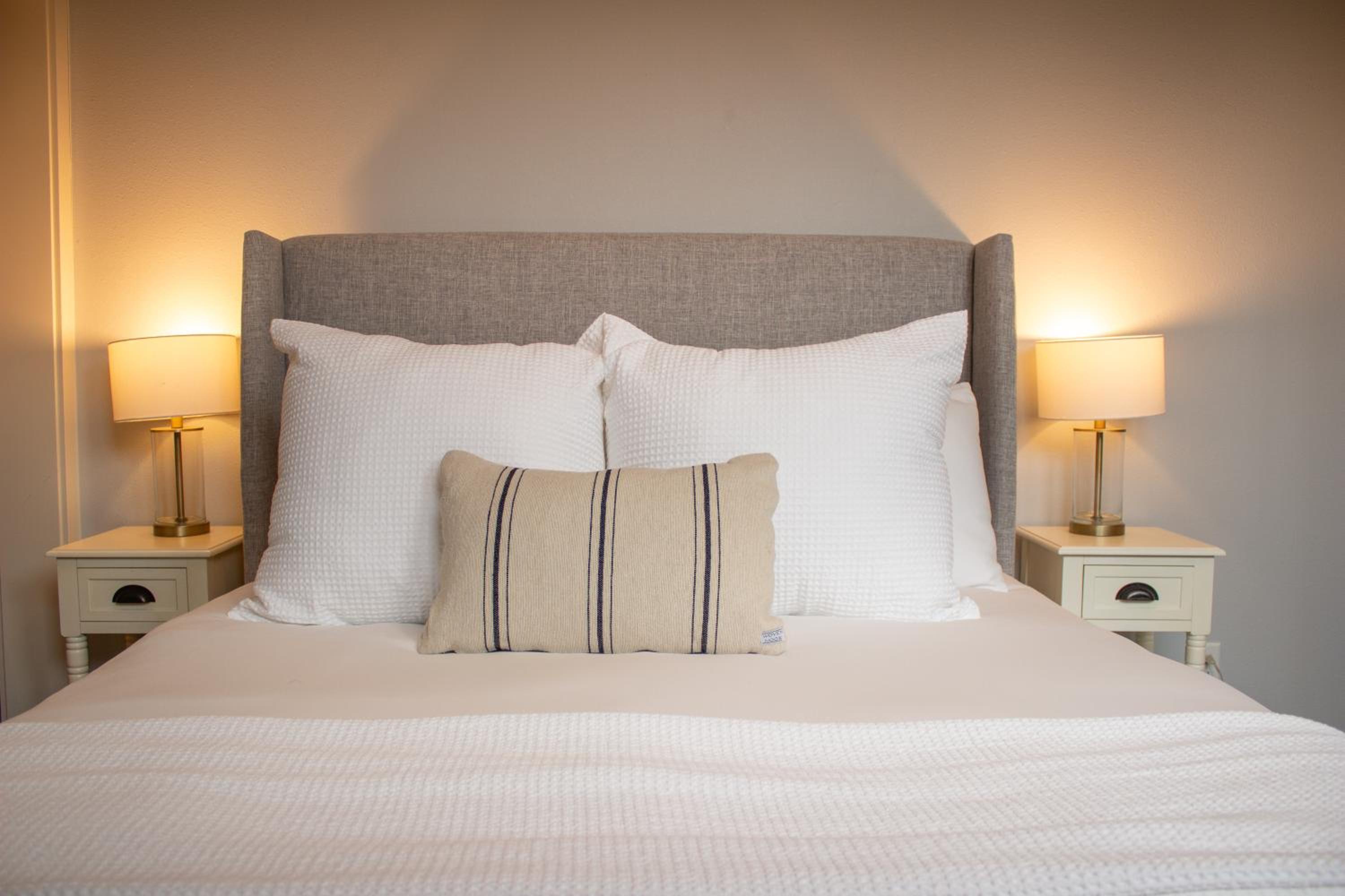 Deluxe Queen Suite