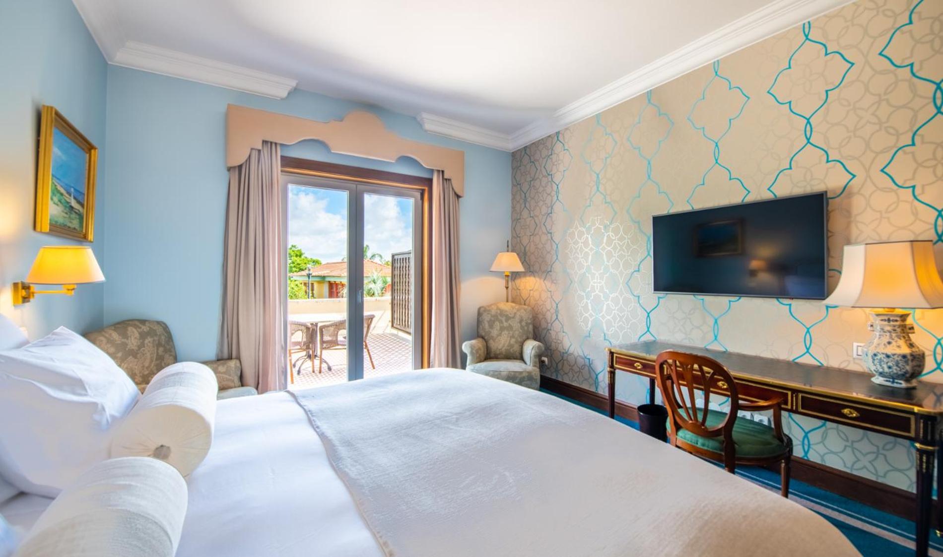Premium Room with Balcony - Photo 3