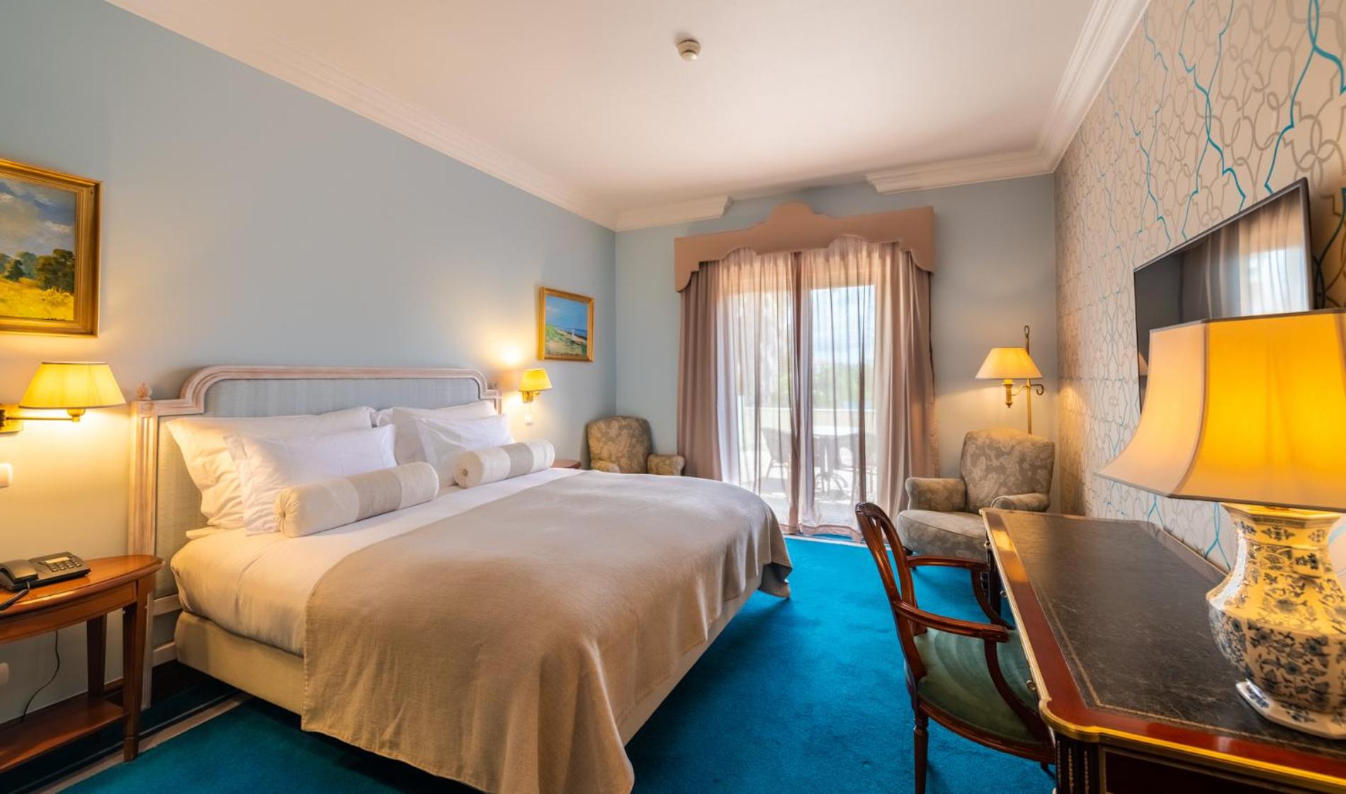 Premium Room with Balcony - Photo 2