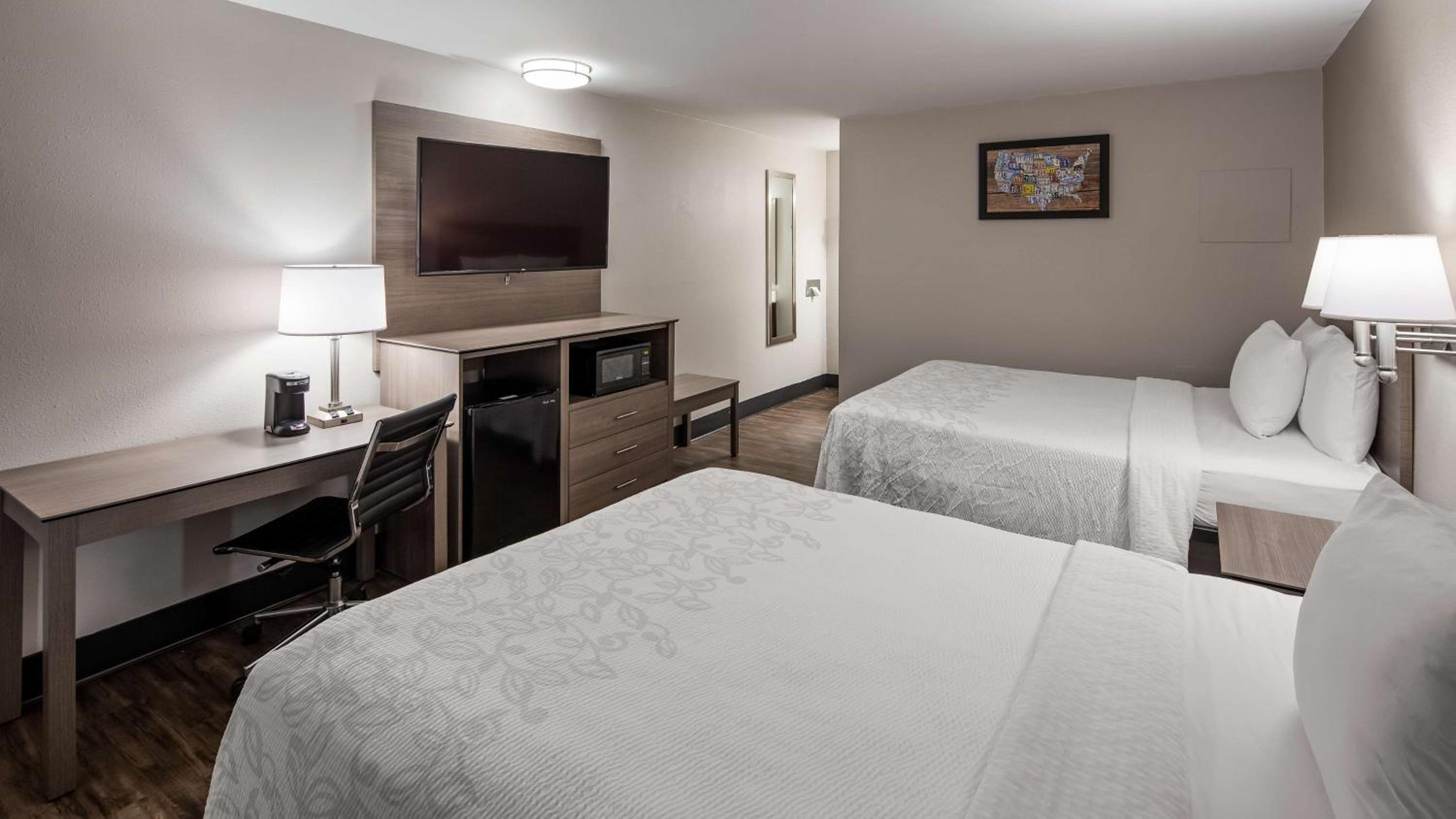 Queen Room with Two Queen Beds - Photo 7