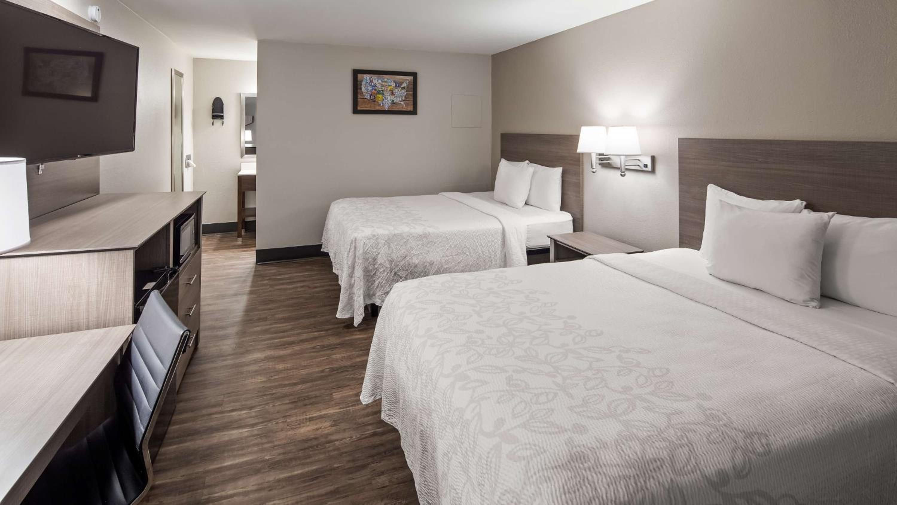 Queen Room with Two Queen Beds - Photo 2