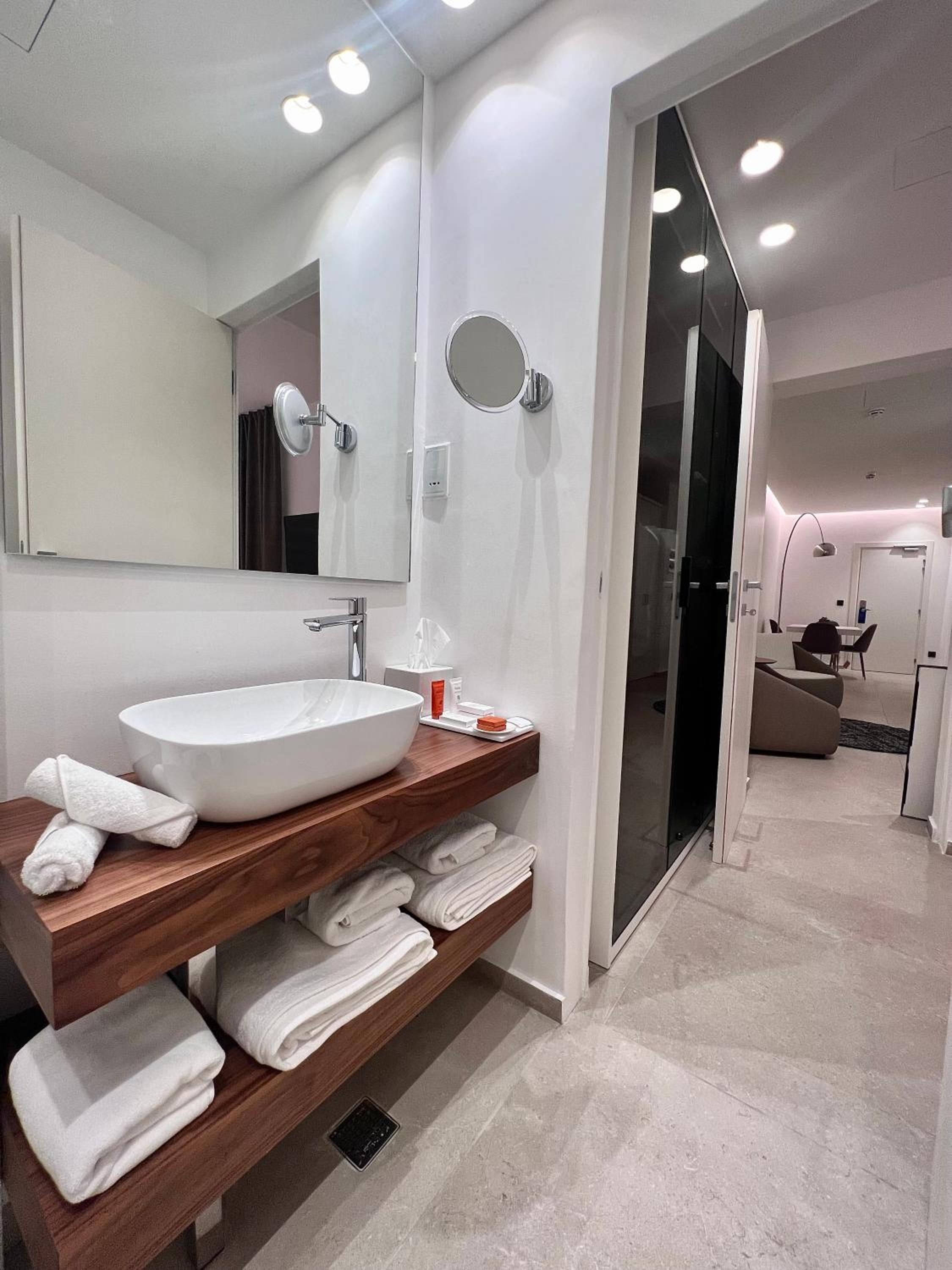 Business Interior Suite photo 3