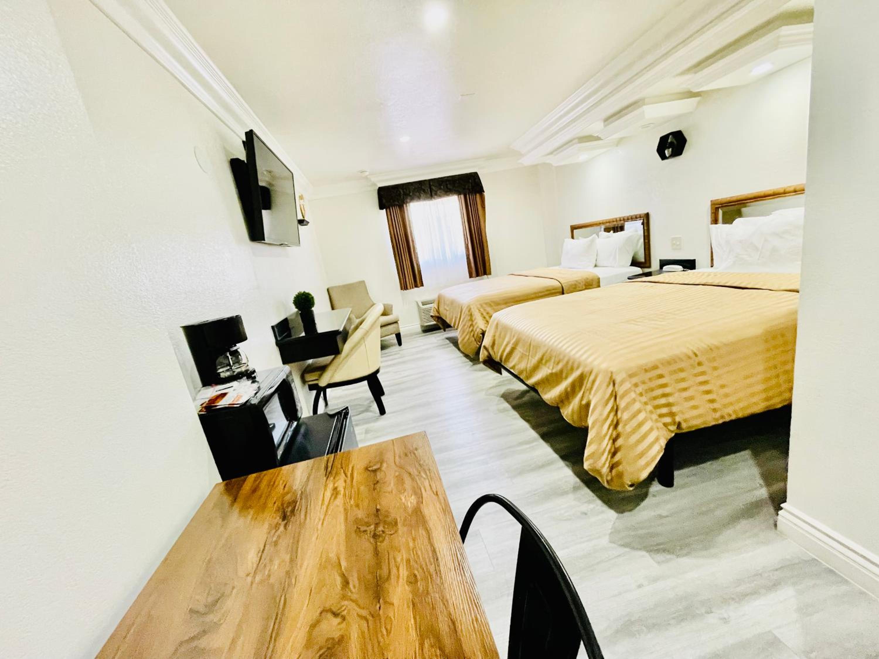 Quadruple Room with Two Queen Beds - Non Smoking