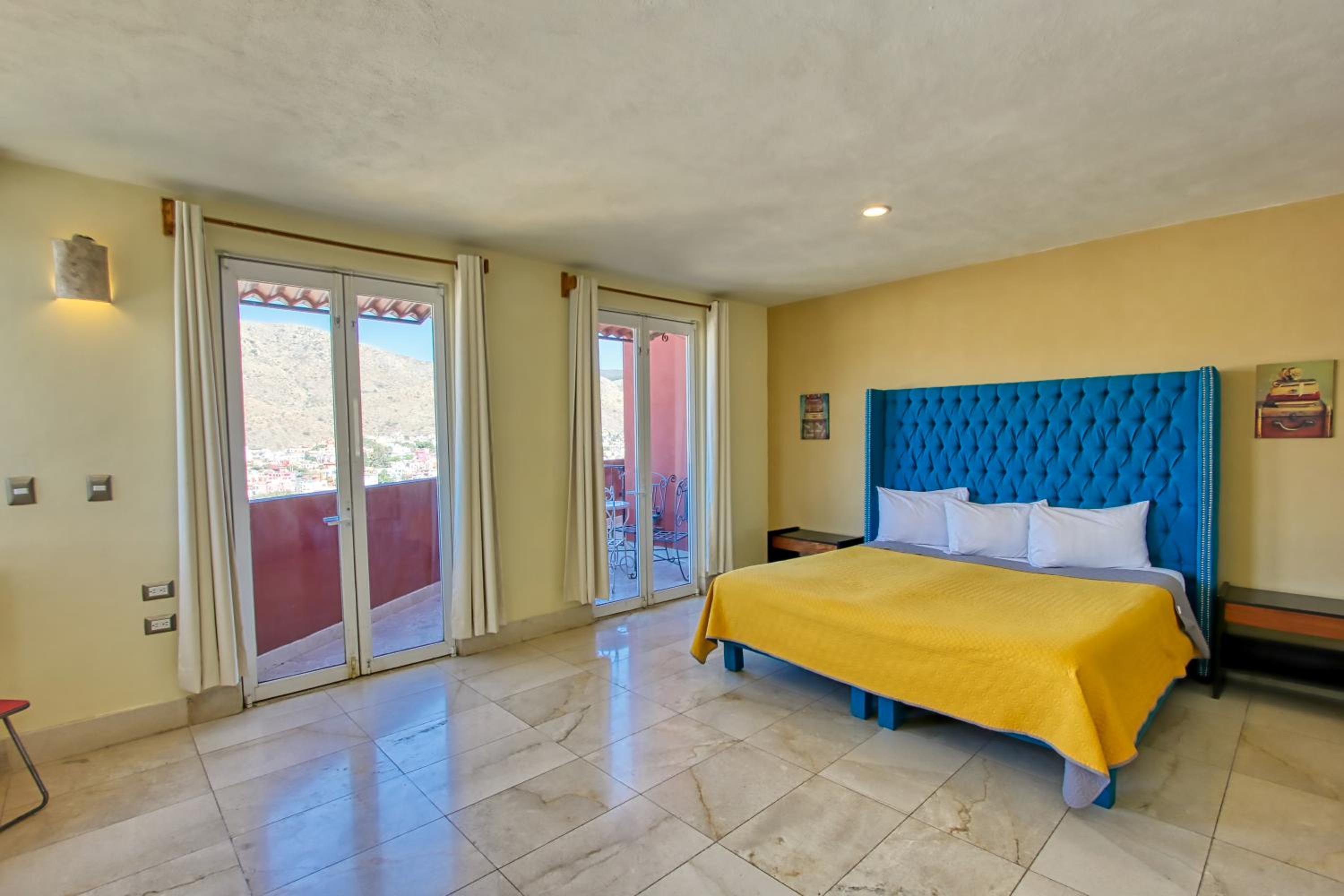 Deluxe Suite - Photo 15