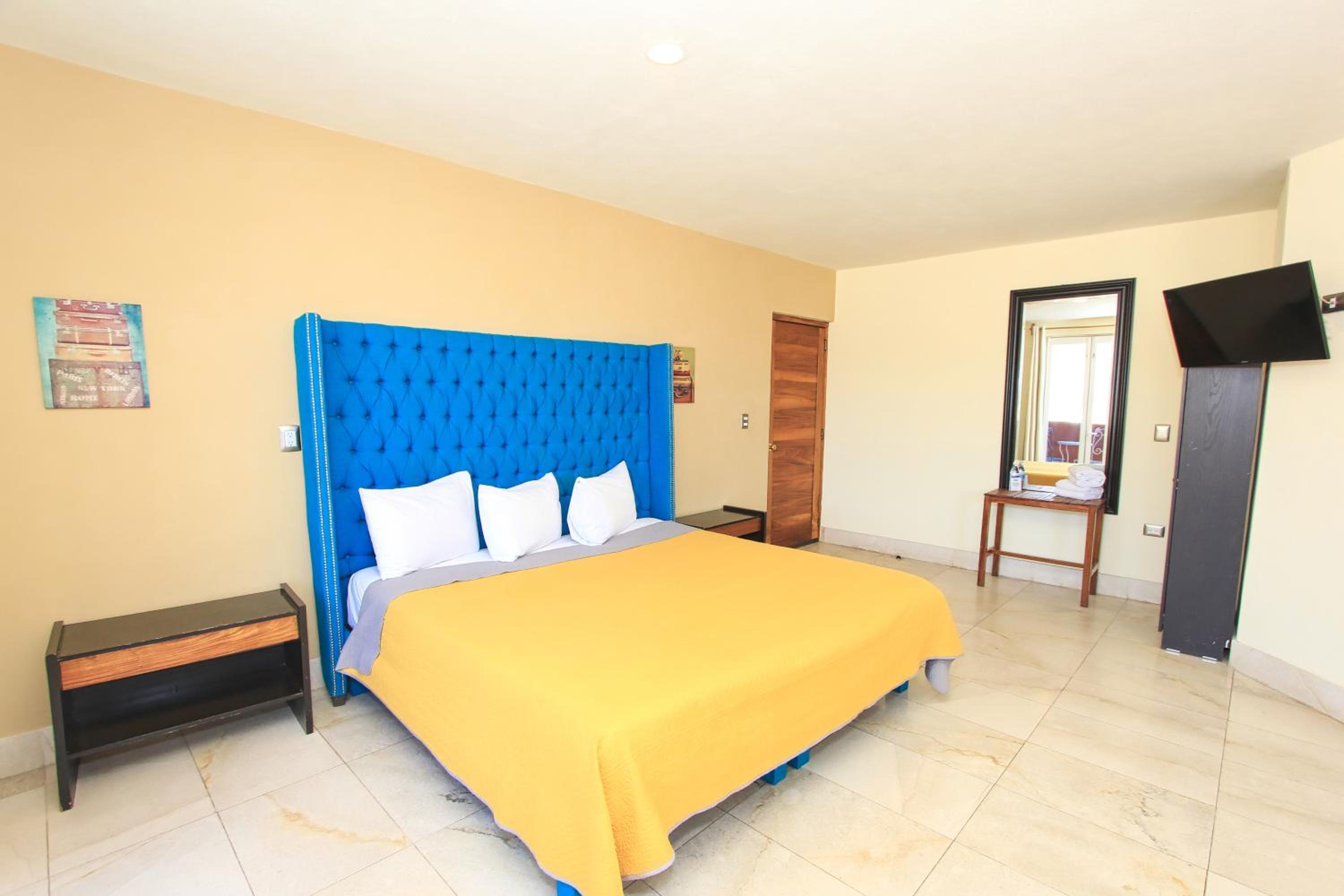 Deluxe Suite - Photo 13