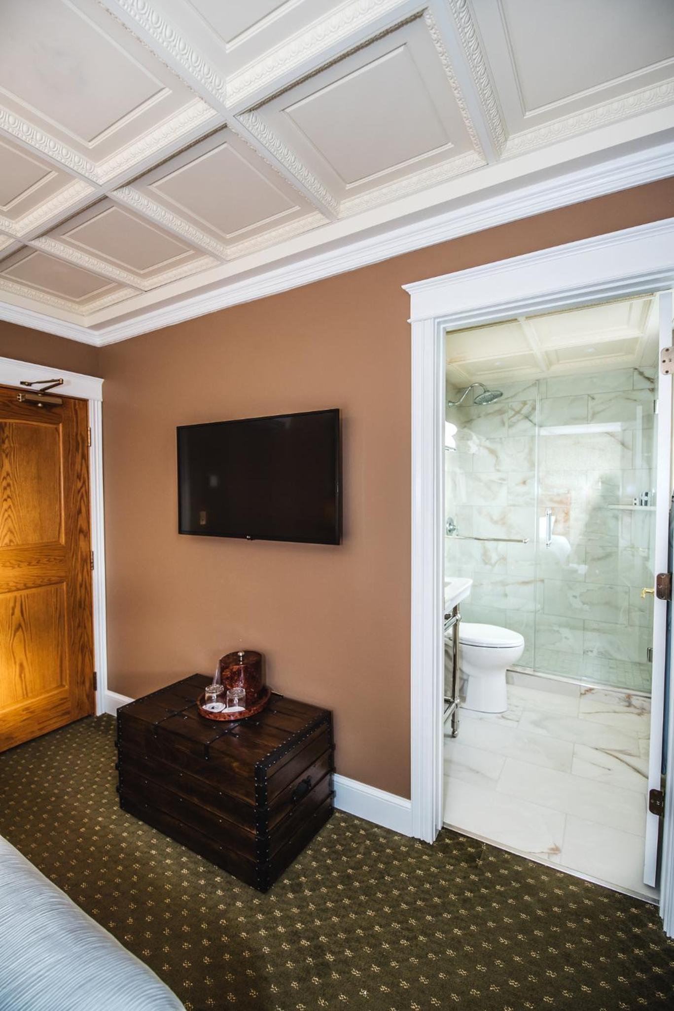 Historic Queen Room photo 3