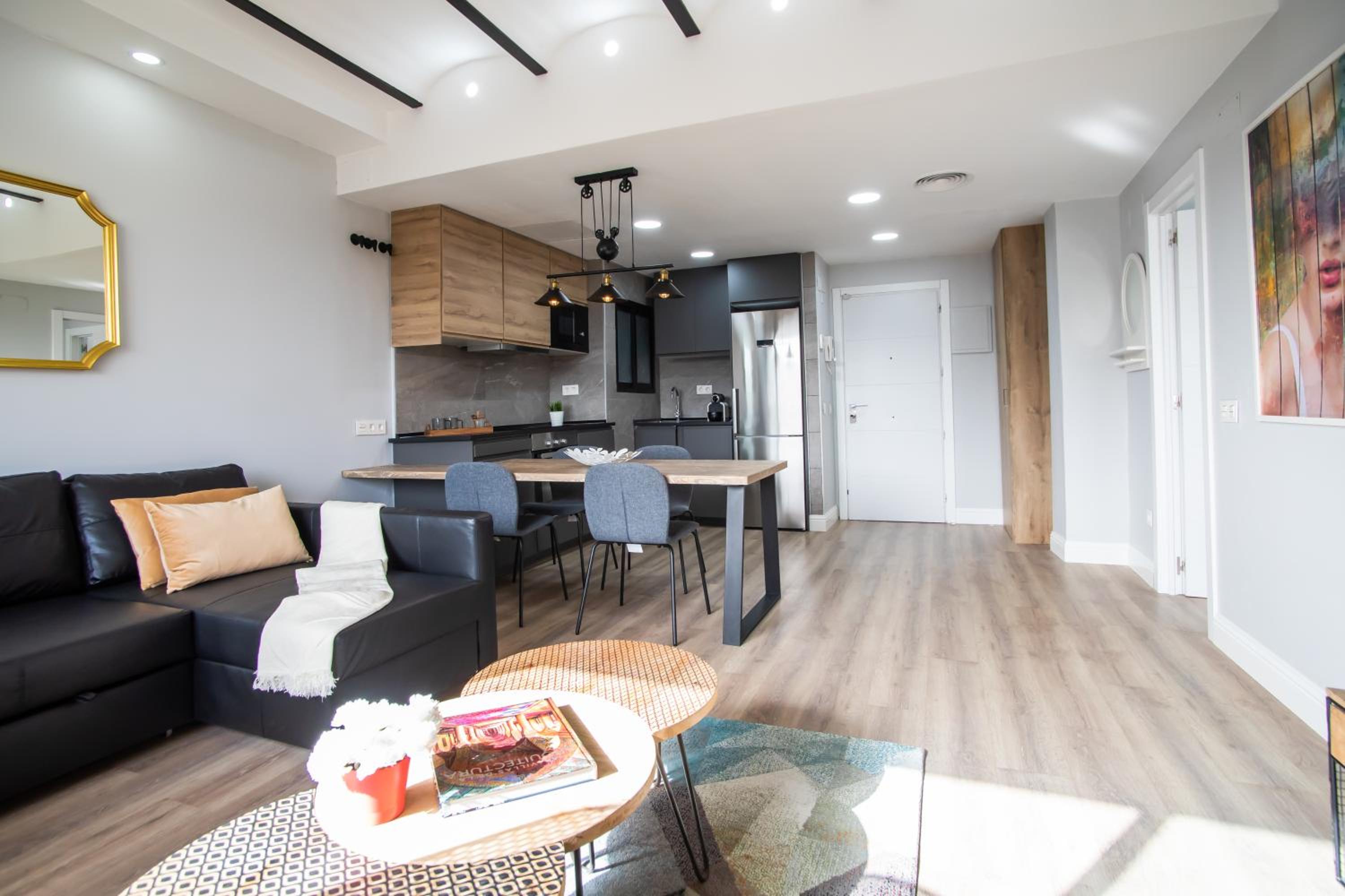 One-Bedroom Apartment with City View photo 3
