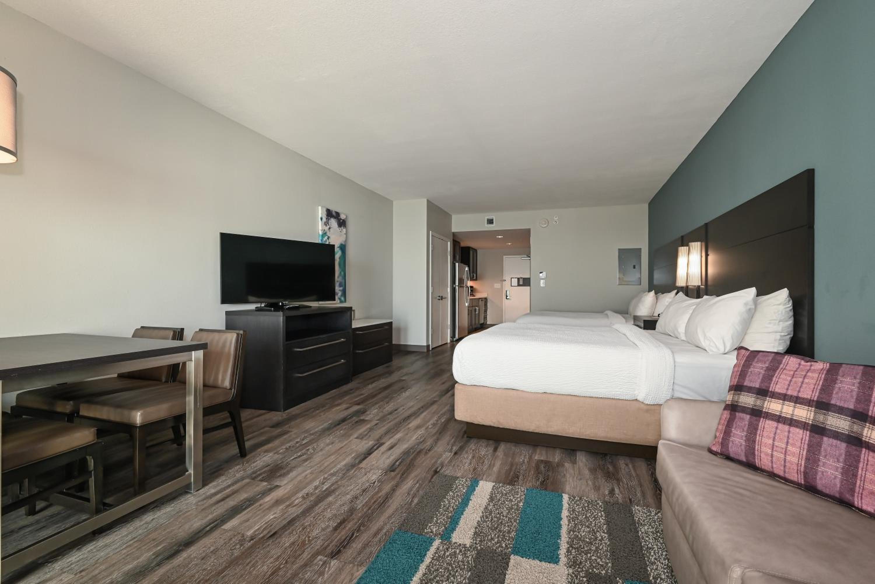 Queen Studio with Balcony and Partial Ocean View - Hearing Accessible - Photo 1