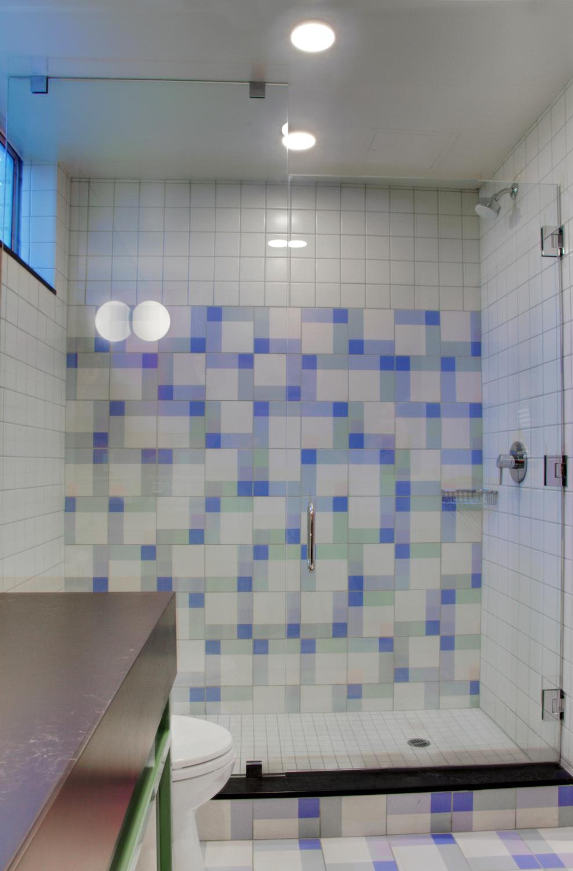 Queen Room with Two Queen Beds and Roll-In Shower - Disability Access/Non-Smoking thumbnail 5