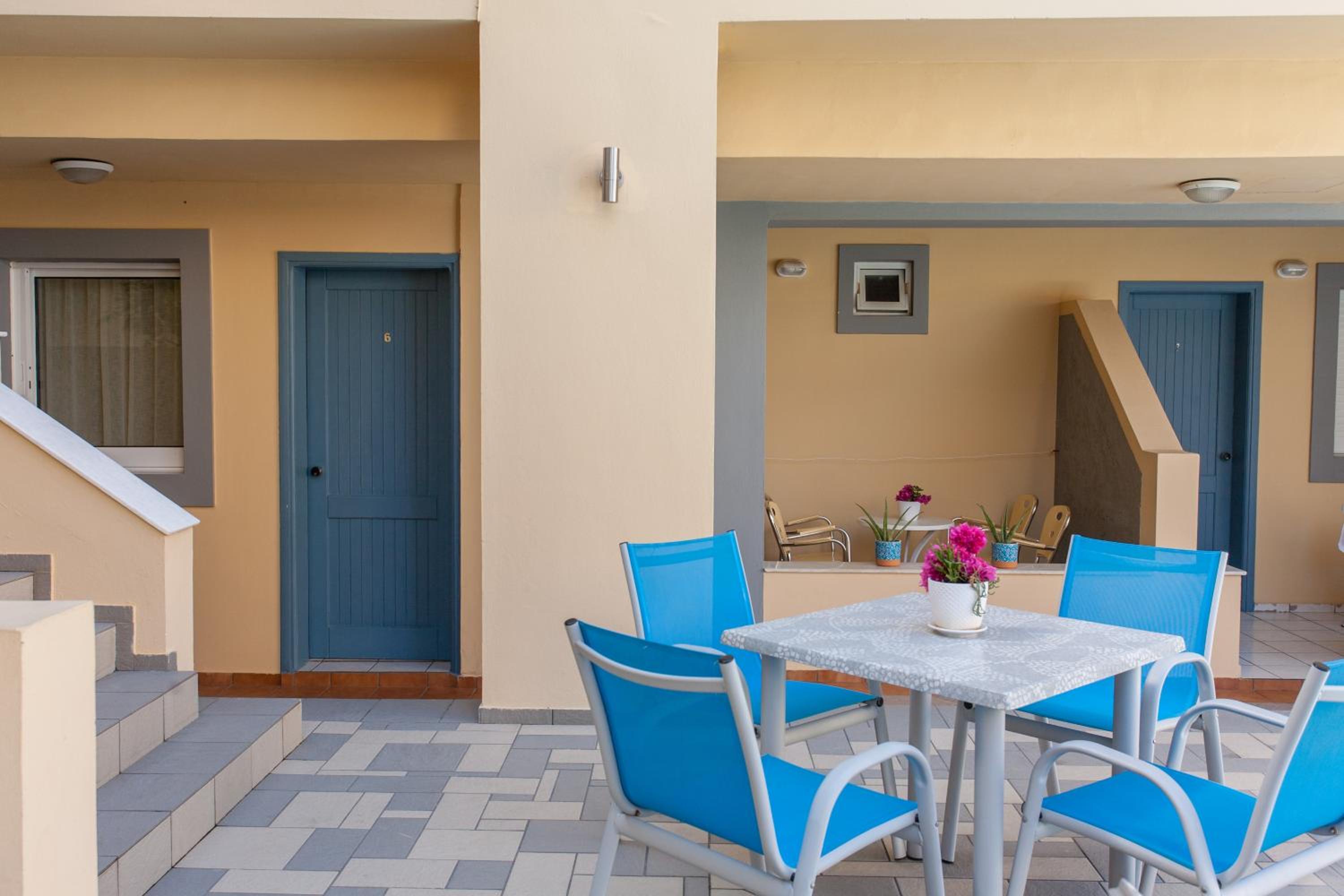 Superior One Bedroom Apartment with Pool View - Ground Floor - Photo 3