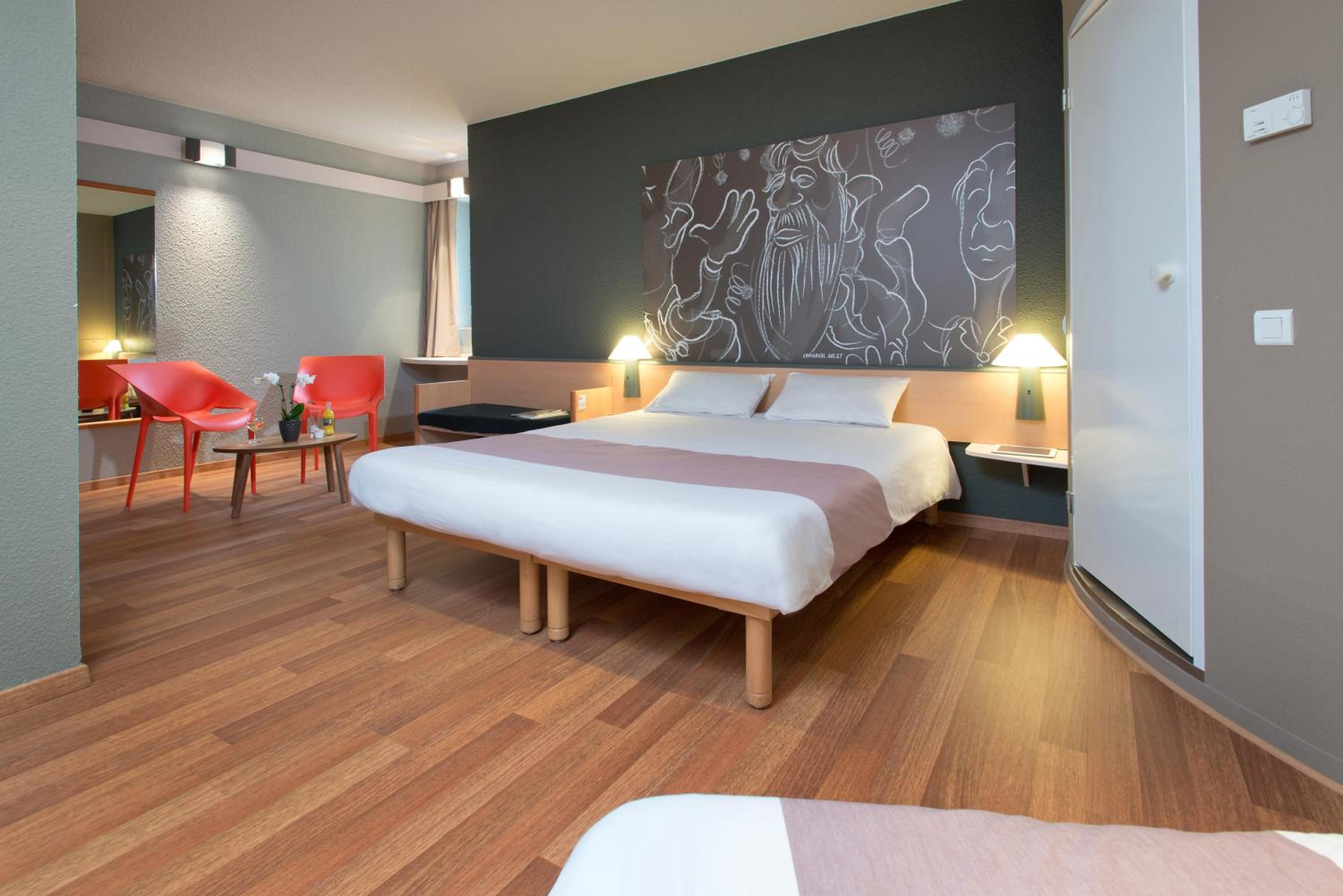 Superior Room with One Double Bed and One Single Bed - Photo 7