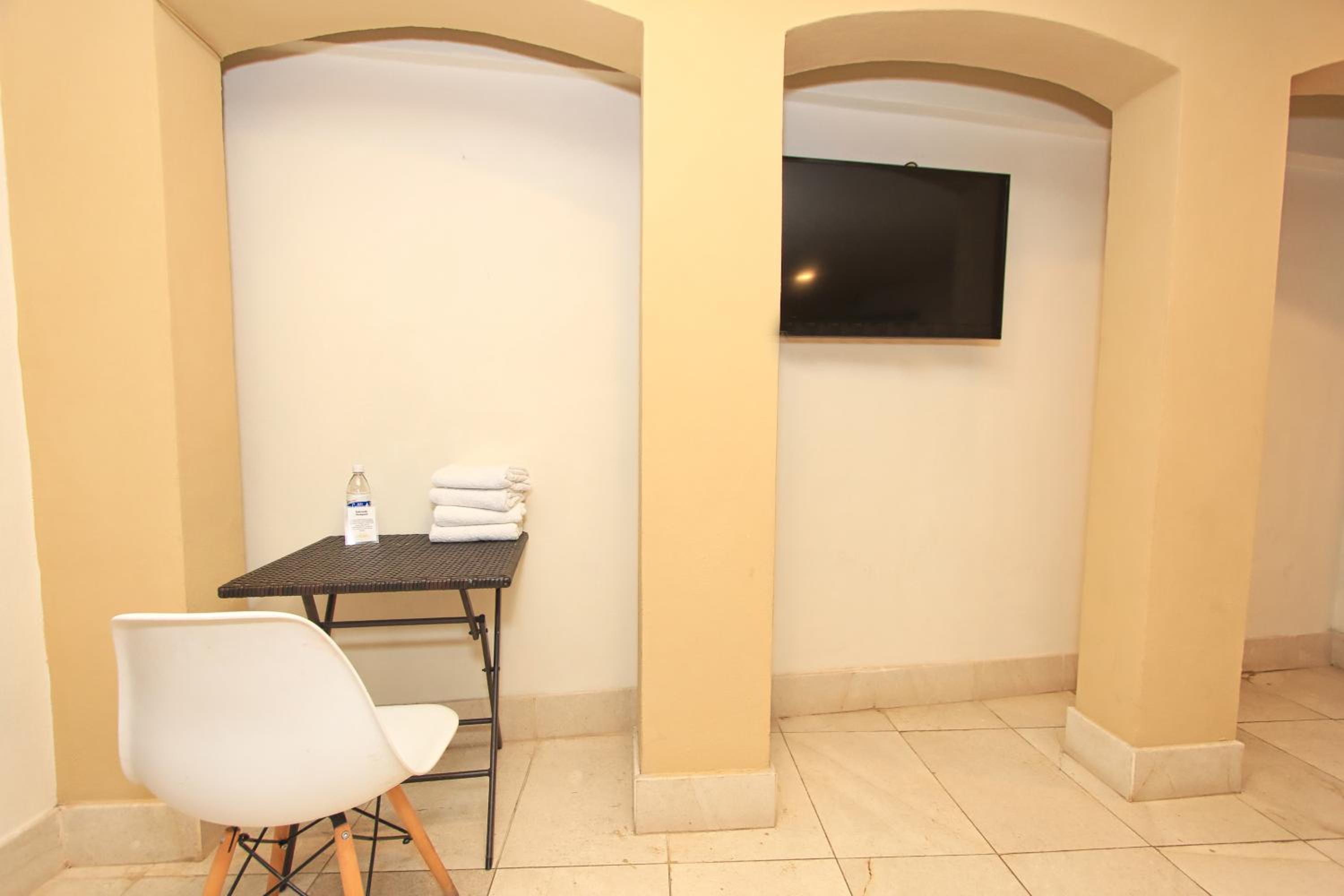 Budget Double Room with Two Double Beds - Photo 2