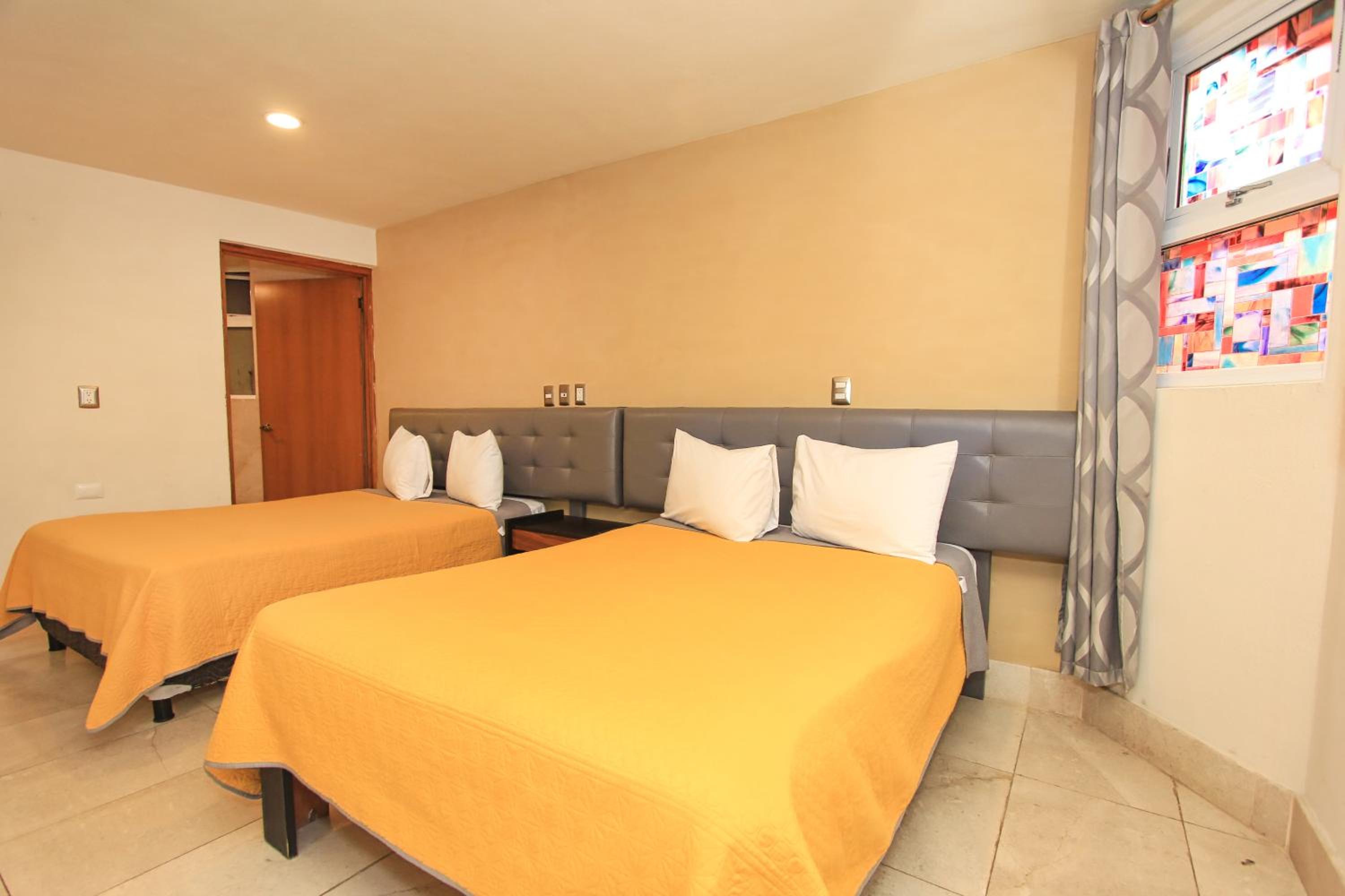 Budget Double Room with Two Double Beds - Photo 4
