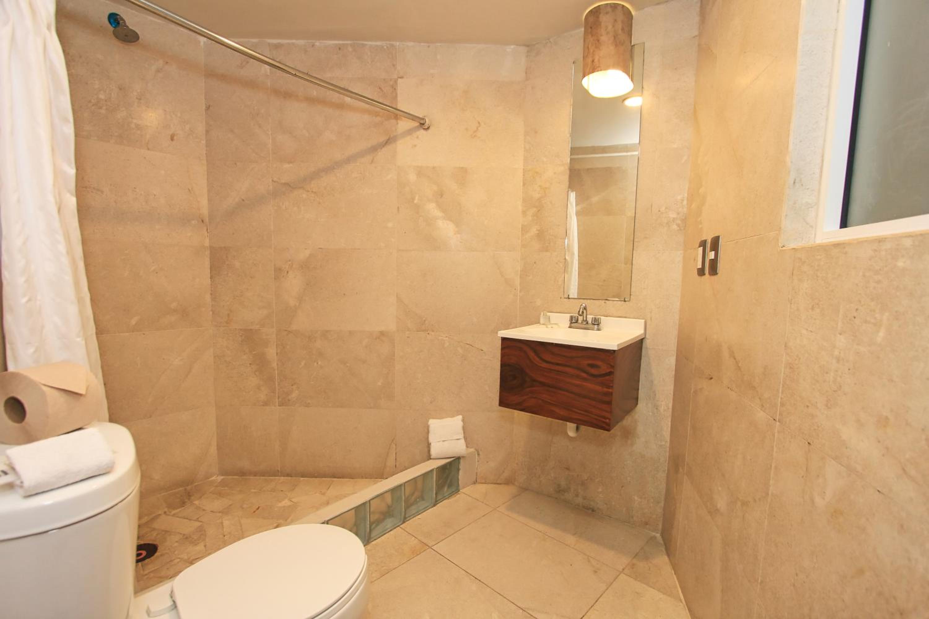 Budget Double Room with Two Double Beds - Photo 9