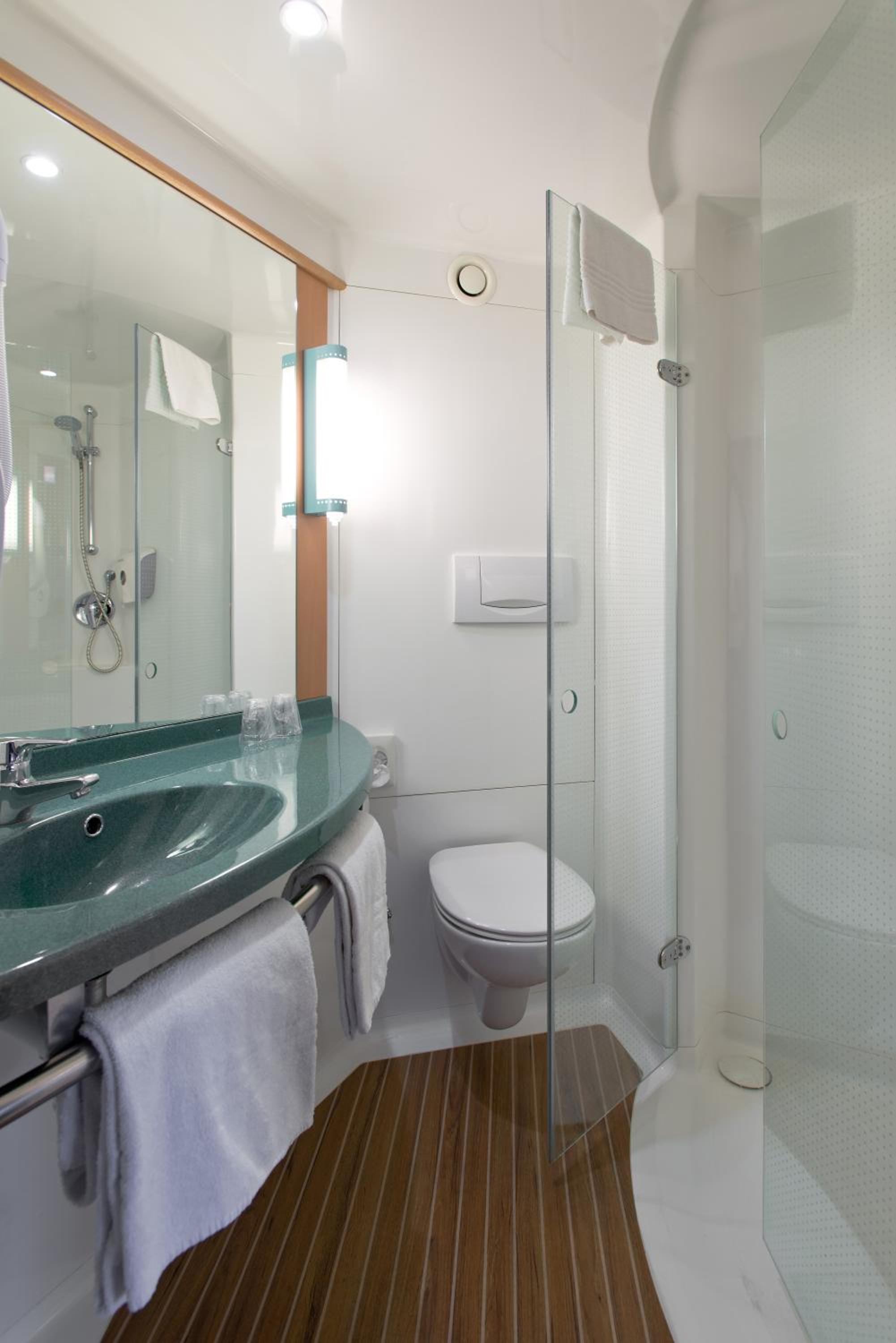 Standard Double Room - Photo 11