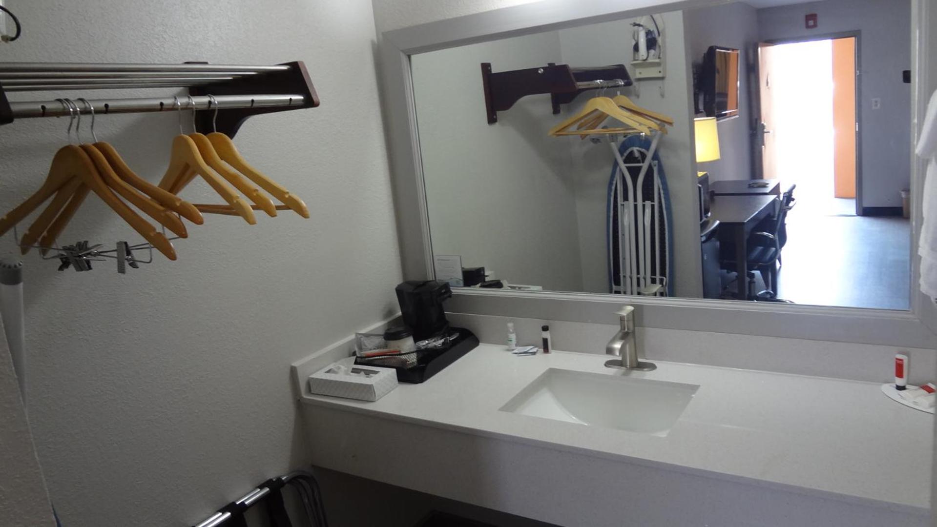 Deluxe Double Room with Two Double Beds - Non-Smoking - Photo 3