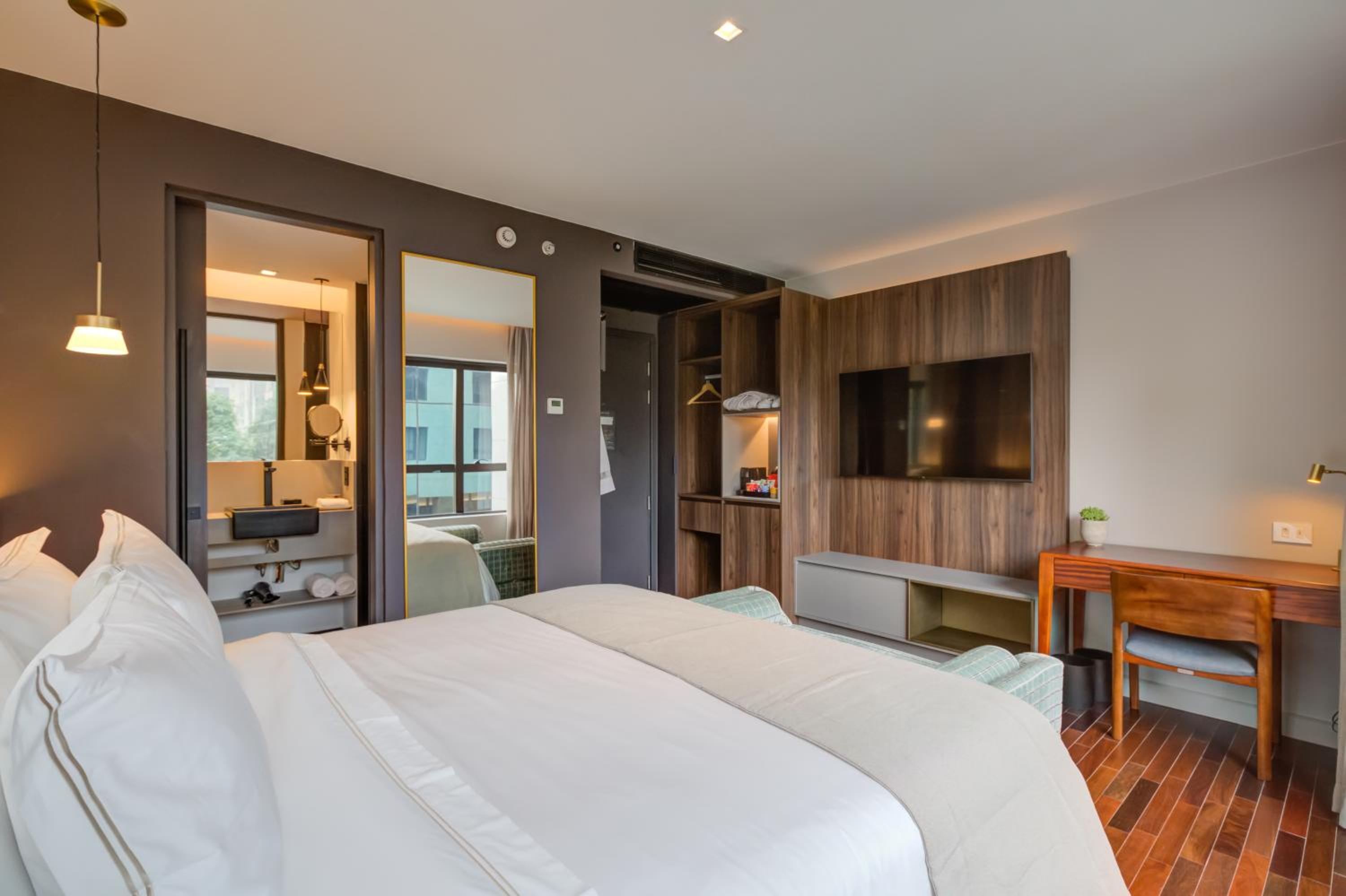 Business Double Room thumbnail 5