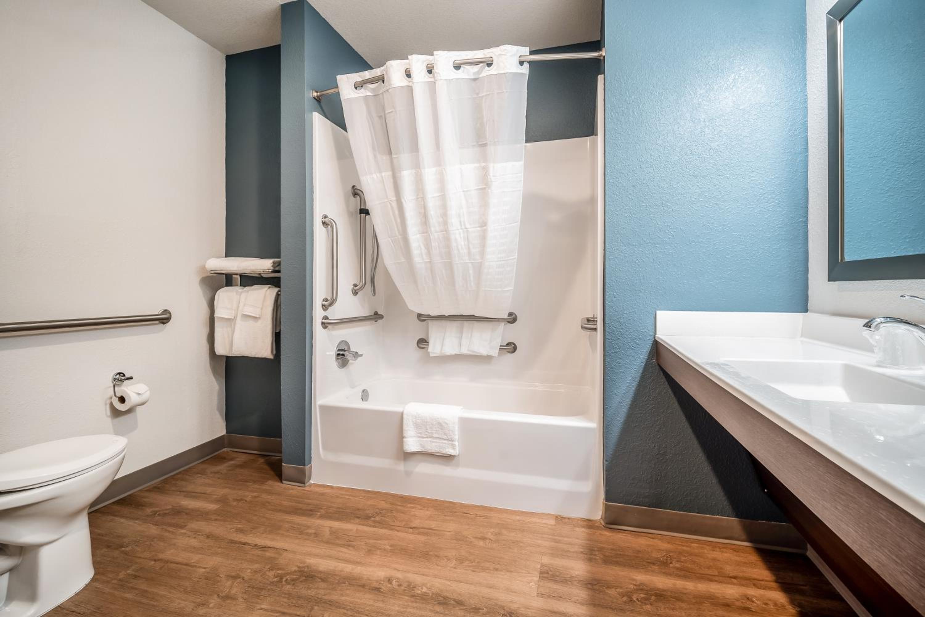 Queen Room with Accessible Tub - Accessible/Non Smoking - Photo 3