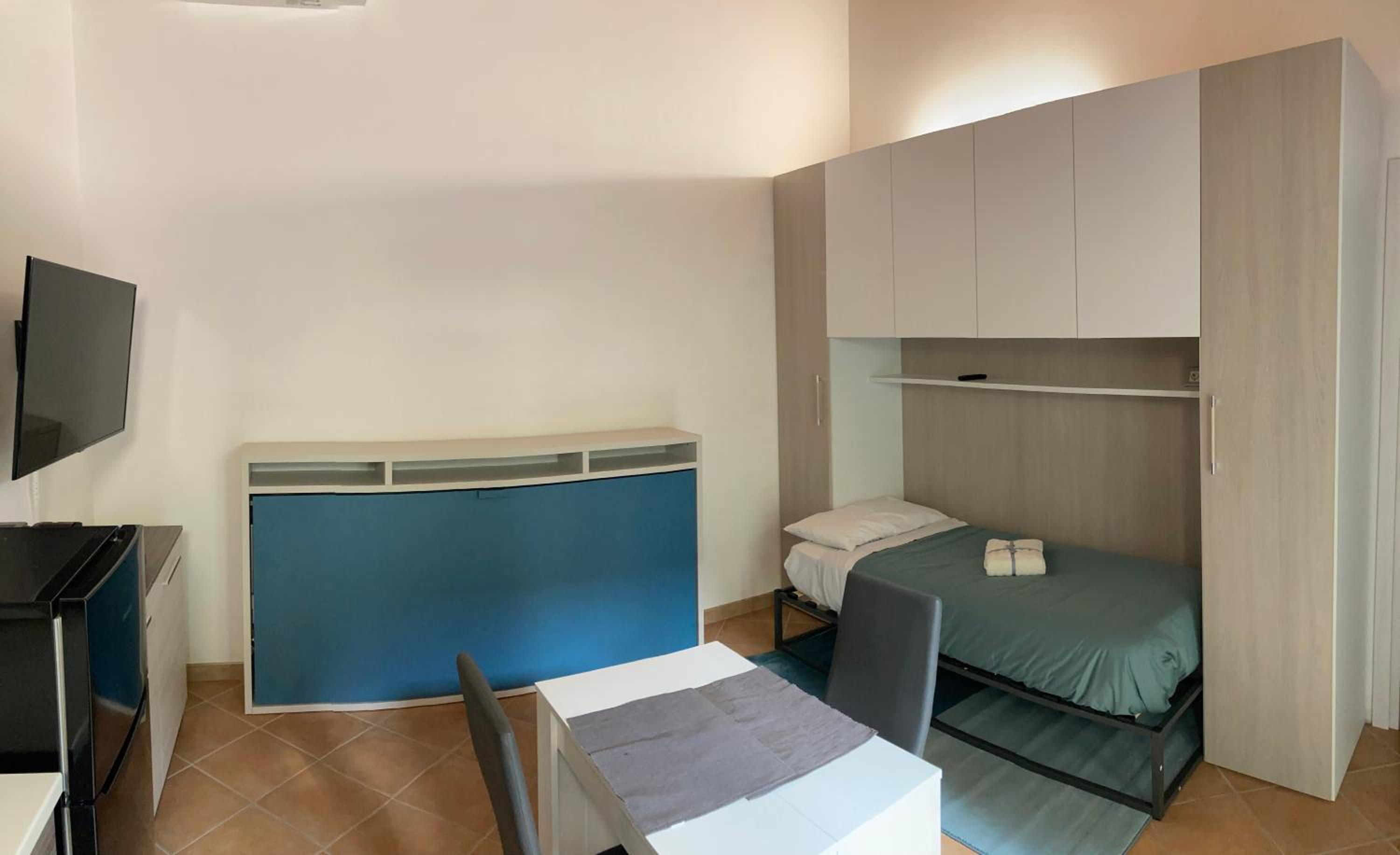 One-Bedroom Apartment photo 1