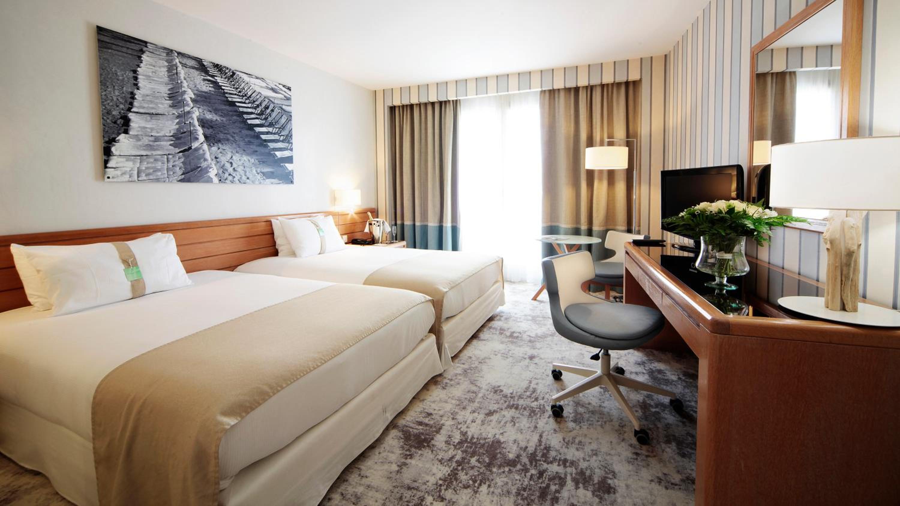 Standard Double Room with Two Double Beds and City View - Photo 3