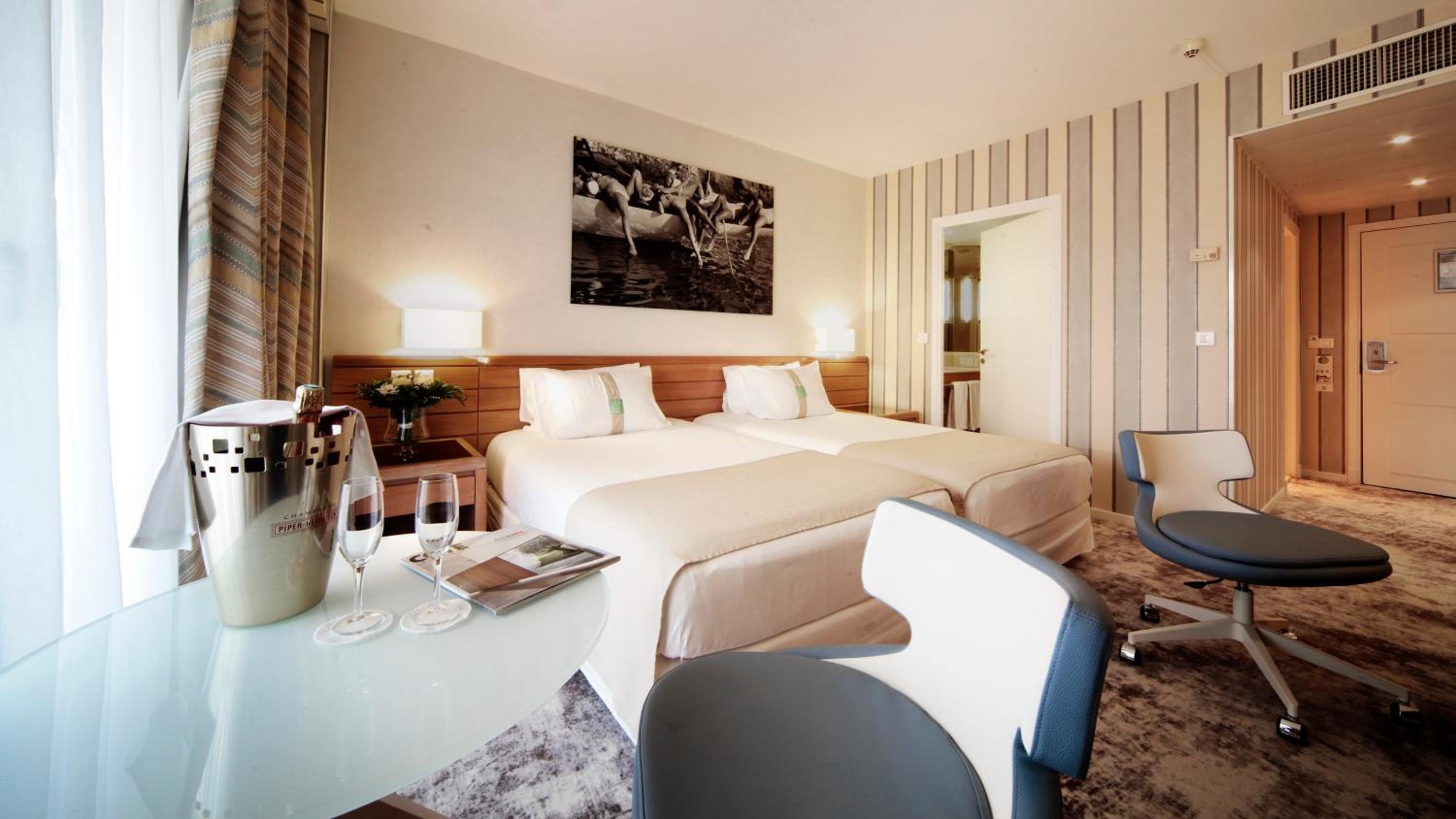 Premium Twin Room with Balcony and Garden View - Photo 15