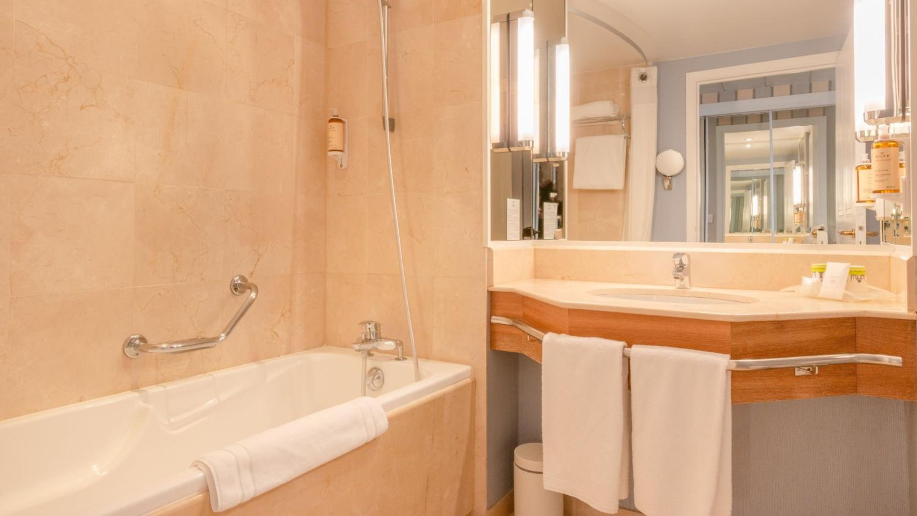 Standard Double Room with Balcony - Photo 7