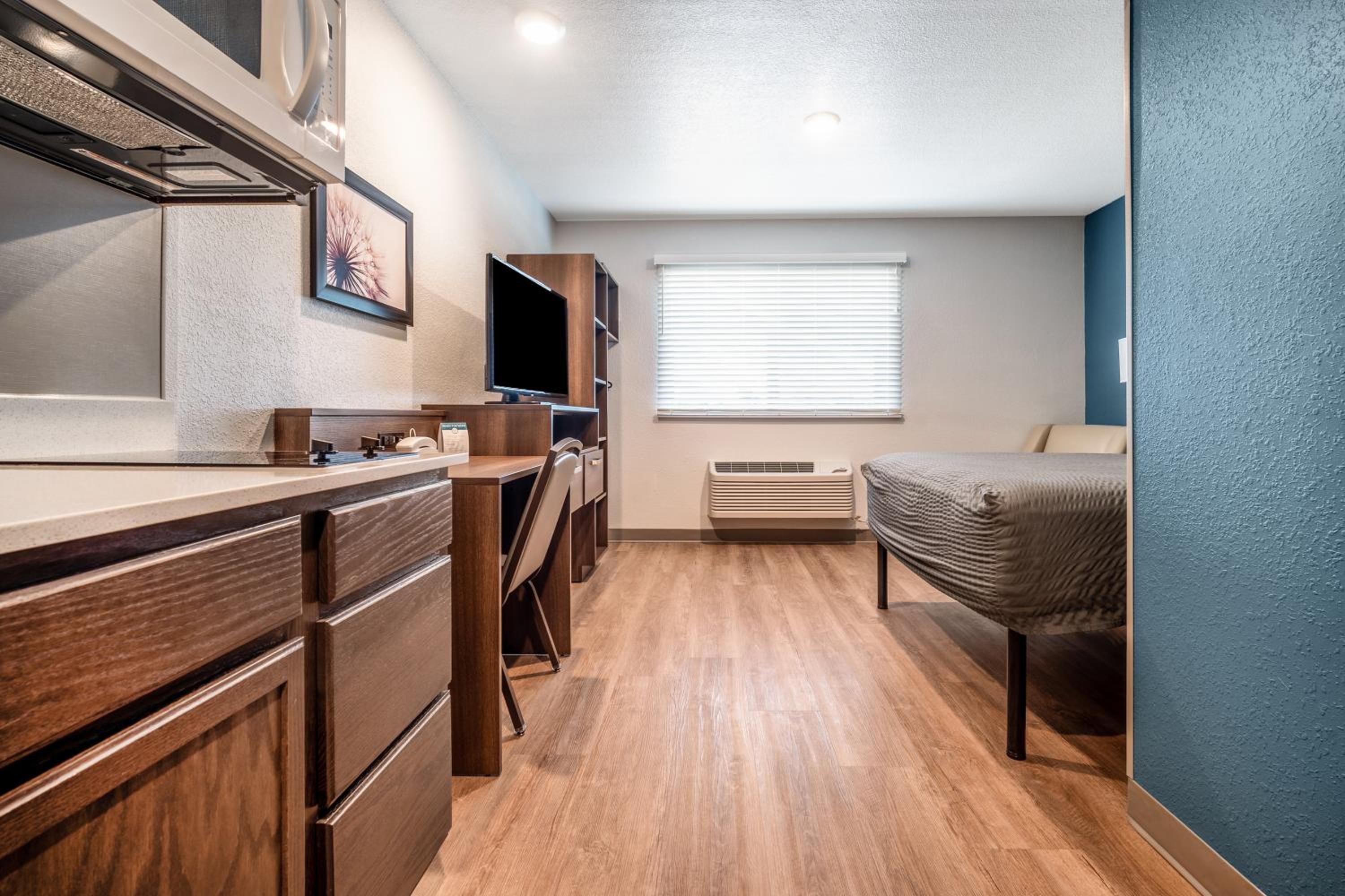Standard Queen Room with Two Queen Beds - Non Smoking  - Photo 2