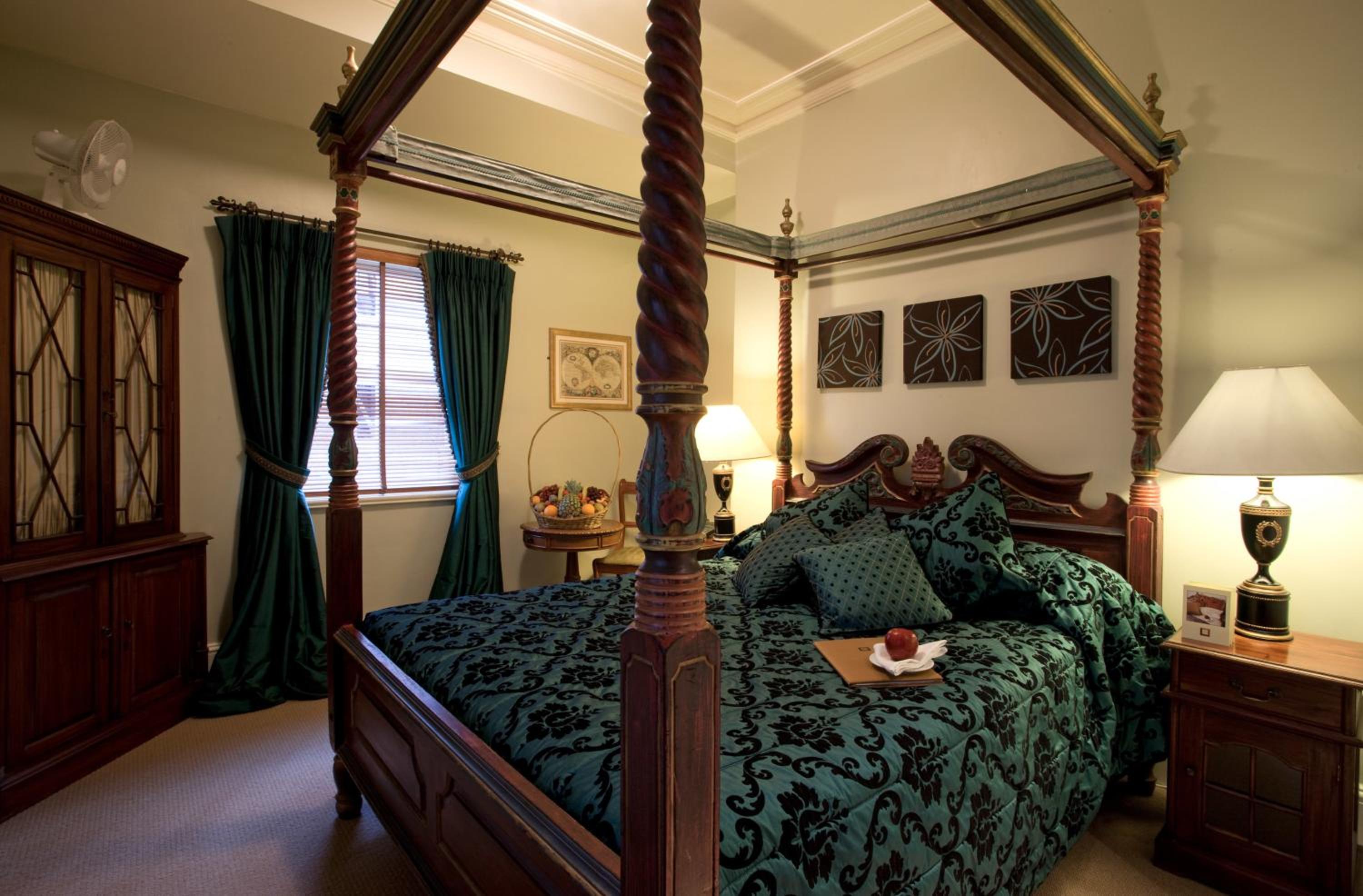 Luxury Four Poster photo 2