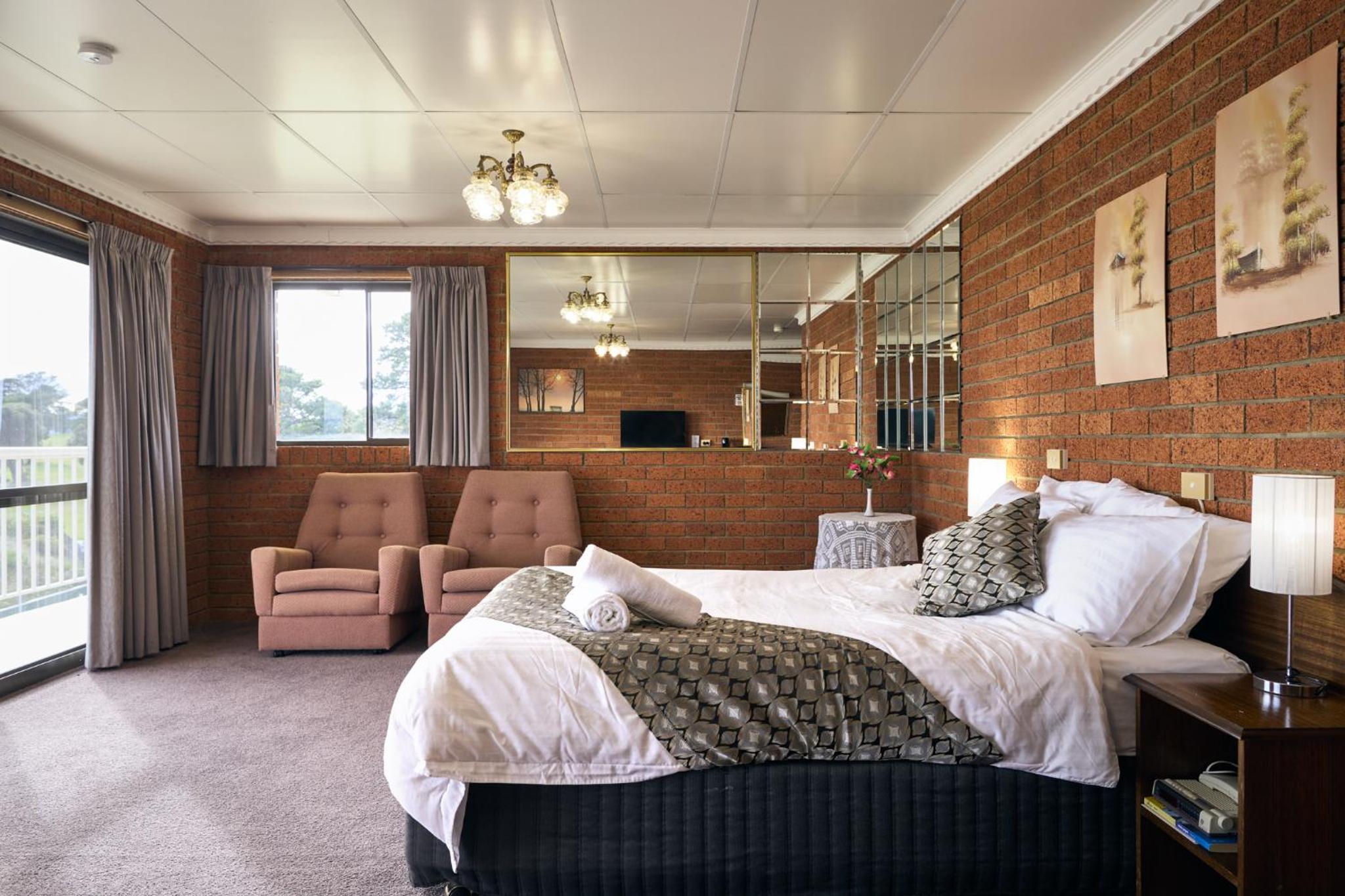 Executive Queen Room with Spa Bath 