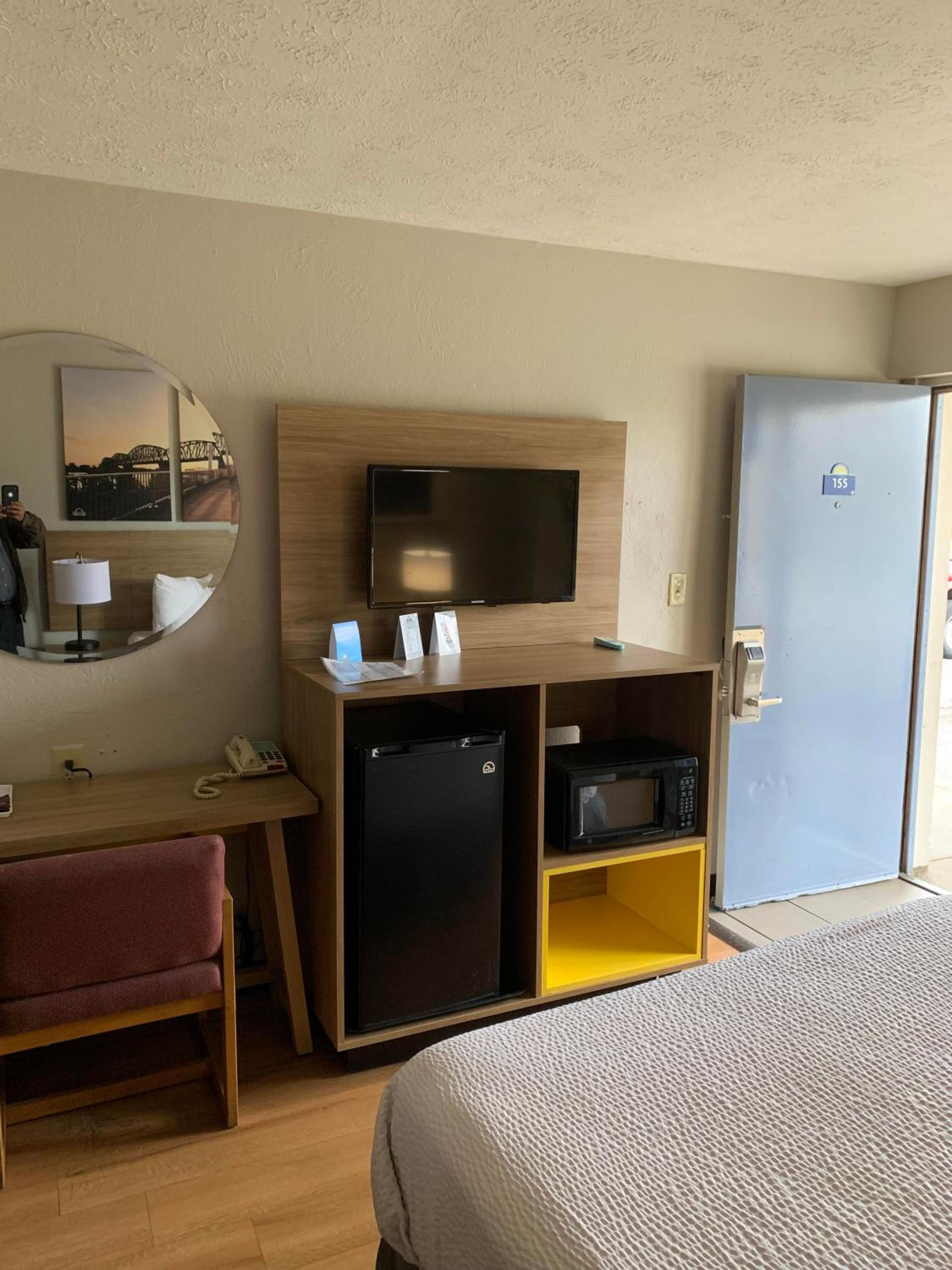 Queen Room - Non-Smoking - Photo 4