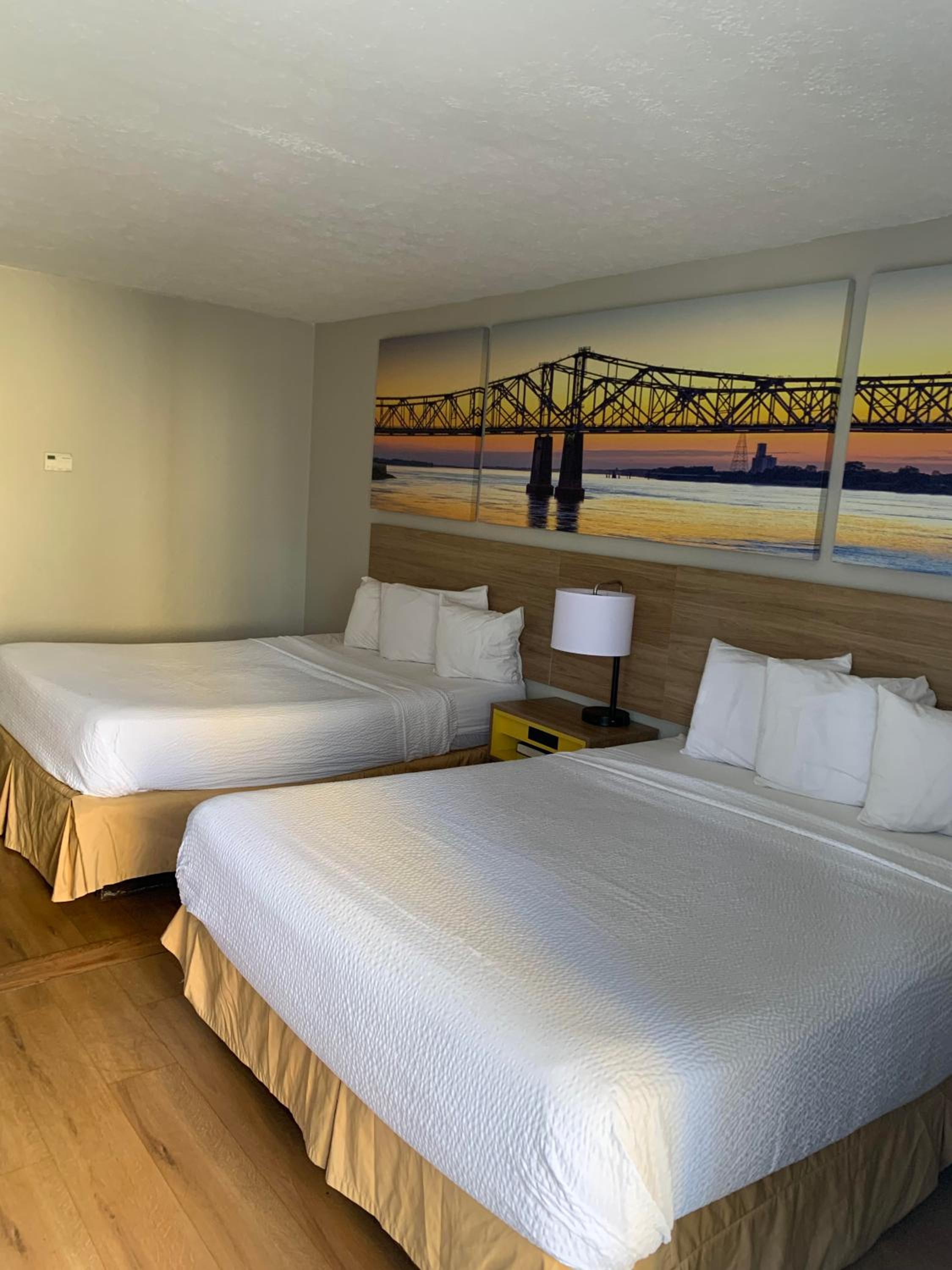 Queen Room with Two Queen Beds - Non-Smoking - Photo 4