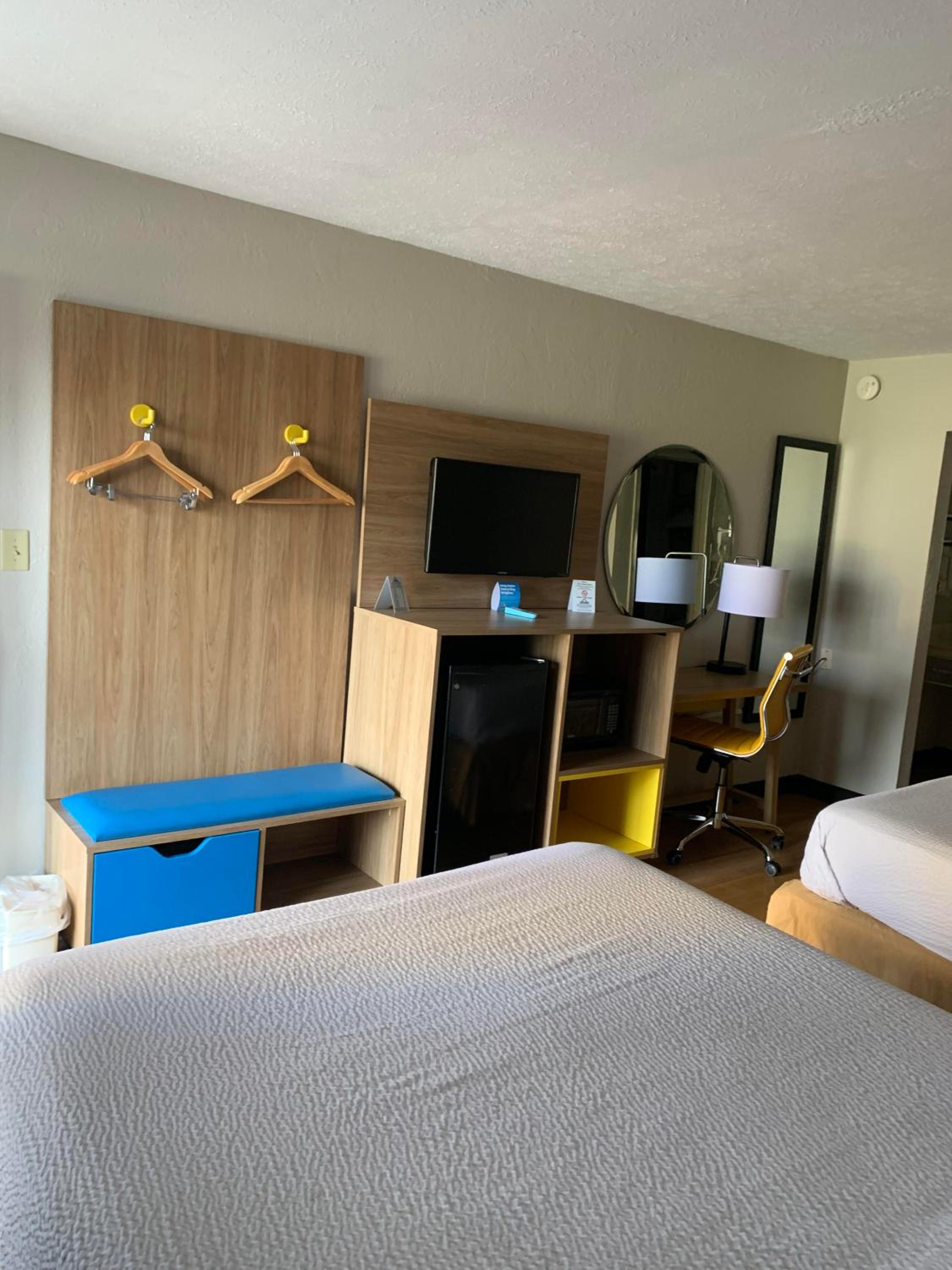Queen Room with Two Queen Beds - Non-Smoking - Photo 5